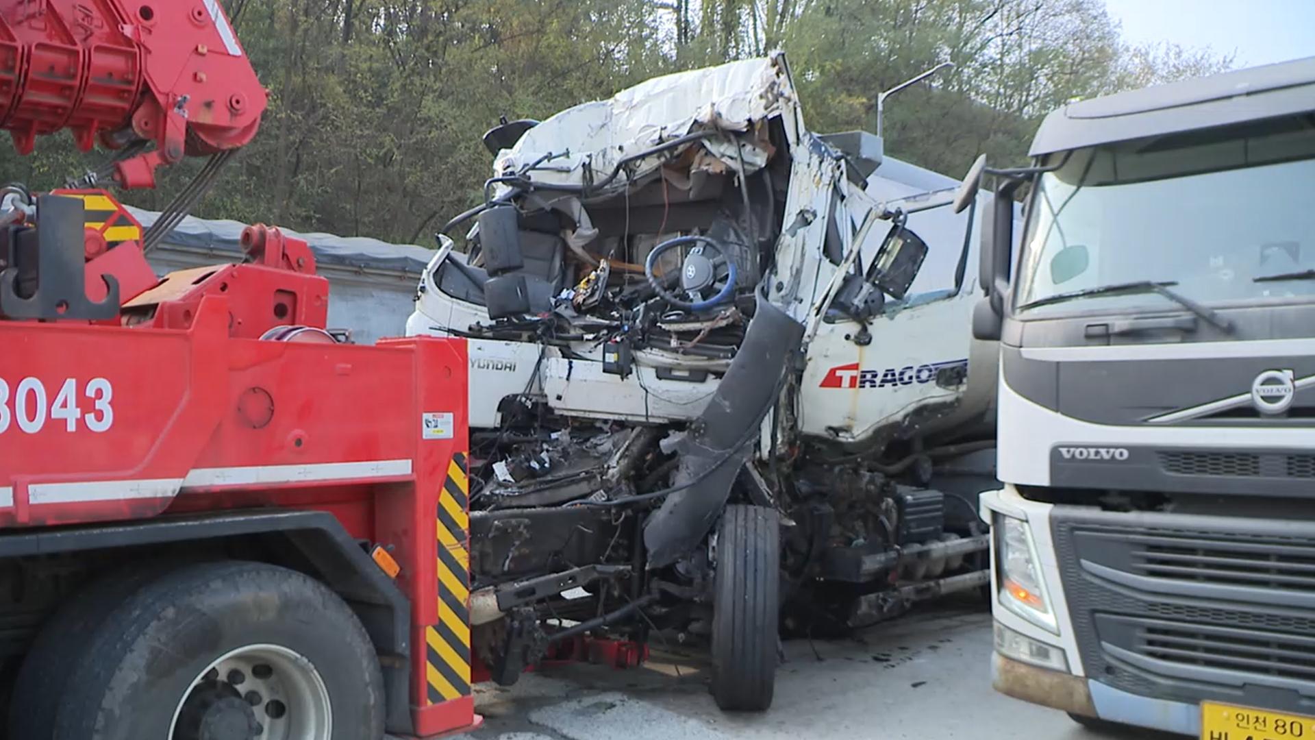 화성 카지노 입플선 화물차 추돌 사고…운전자 1명 숨져
