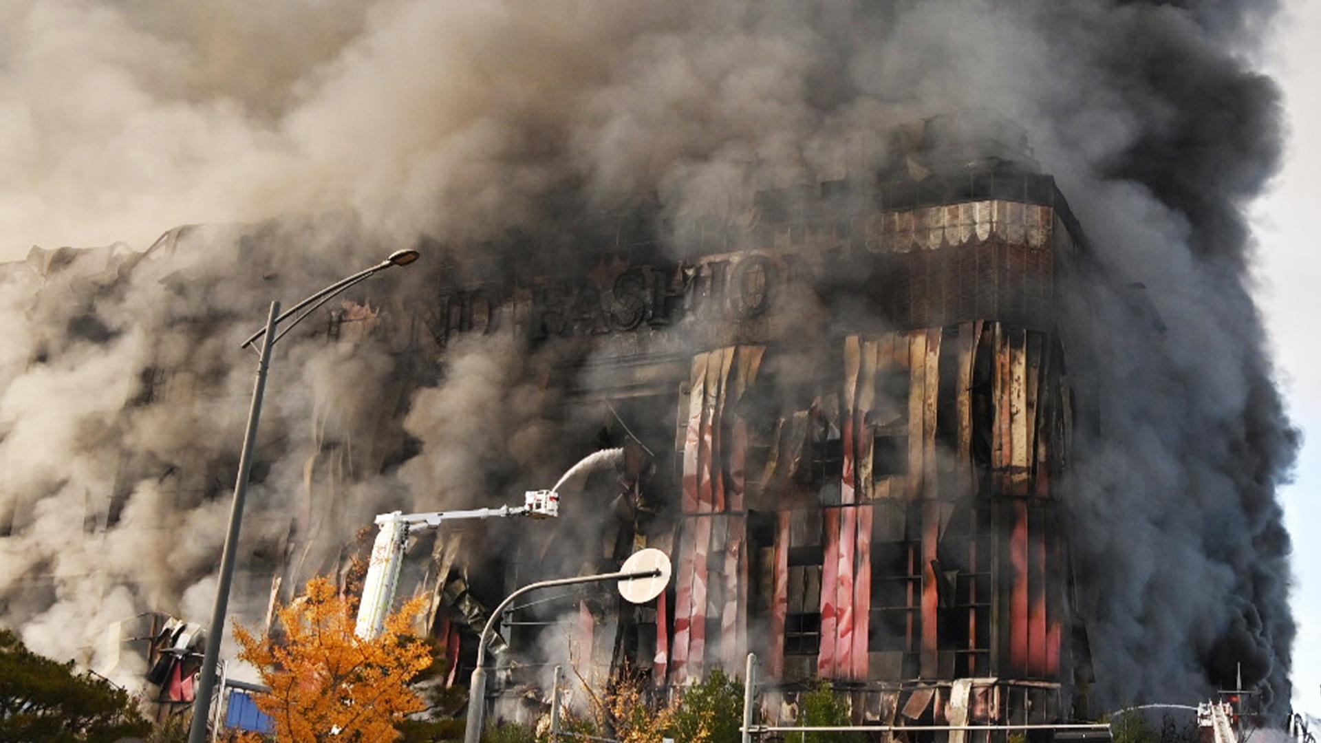 천안 물류센터 화재 진화 작업 이틀째…건물 일부 붕괴