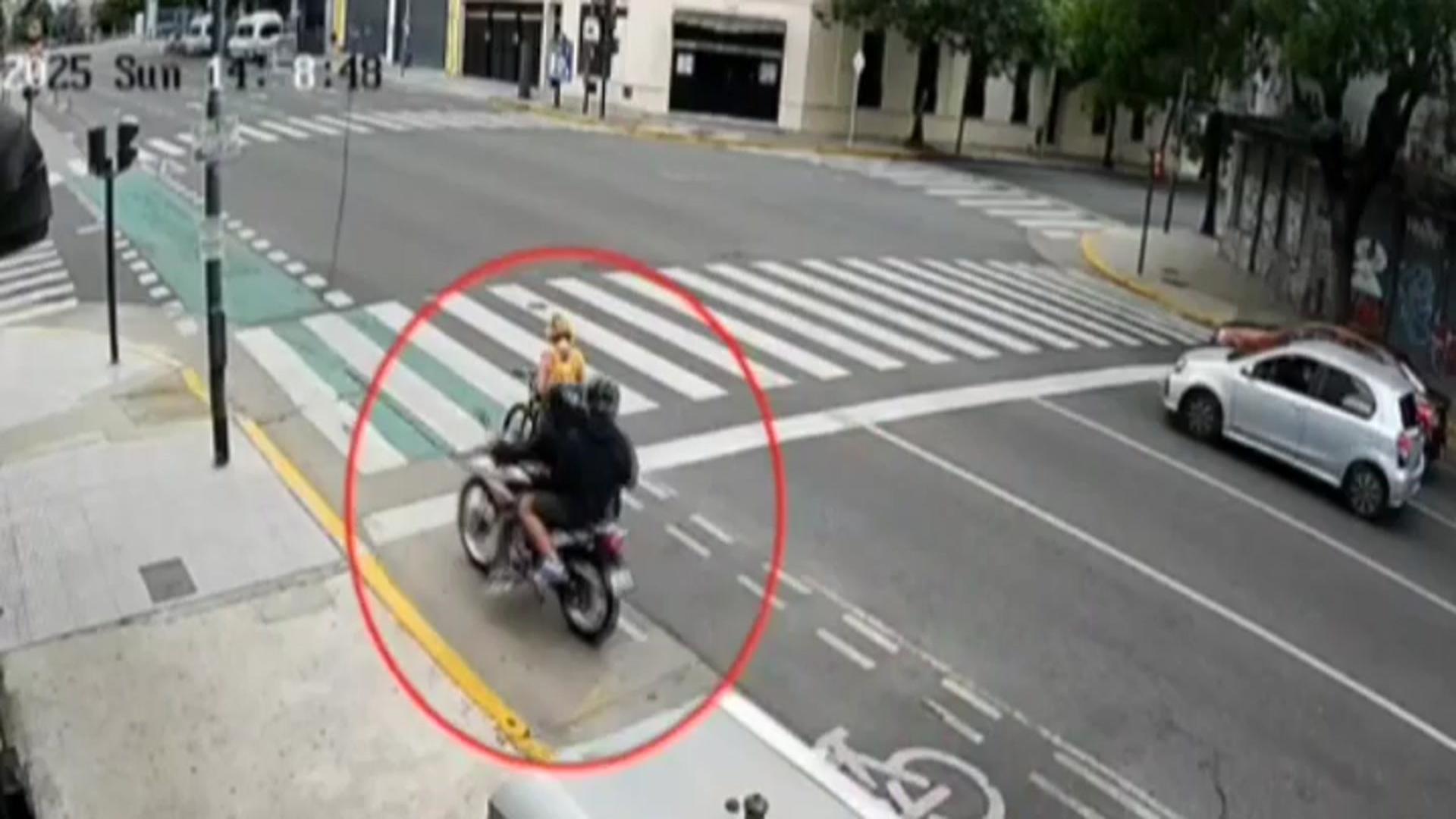 러시아 여성 관광객 휴대전화 낚아채려다…된통 당한 오토바이 강도 일당