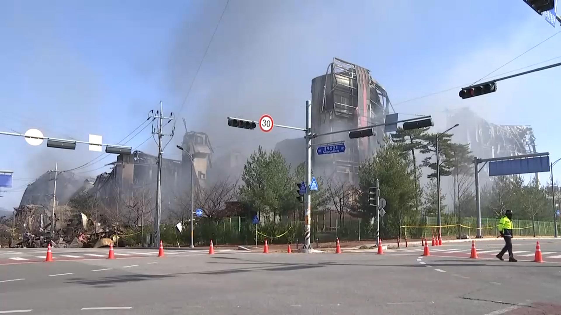 천안 온라인카지노 유니88 화재 사흘째…"잔불 정리 중"