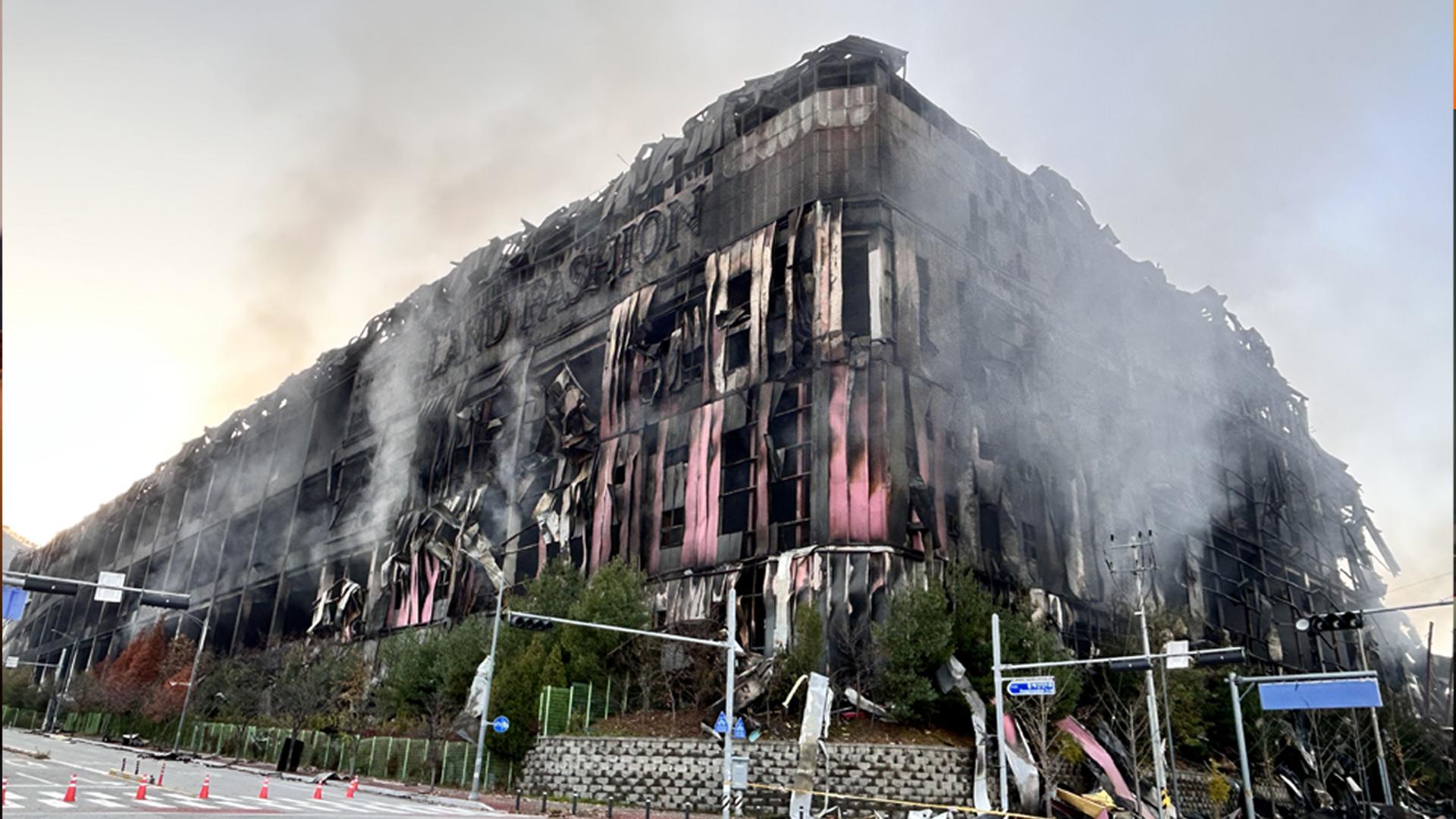 [온라인카지노 바로가기초점] 천안 물류센터 화재 사흘째…아직 잔불 정리 중