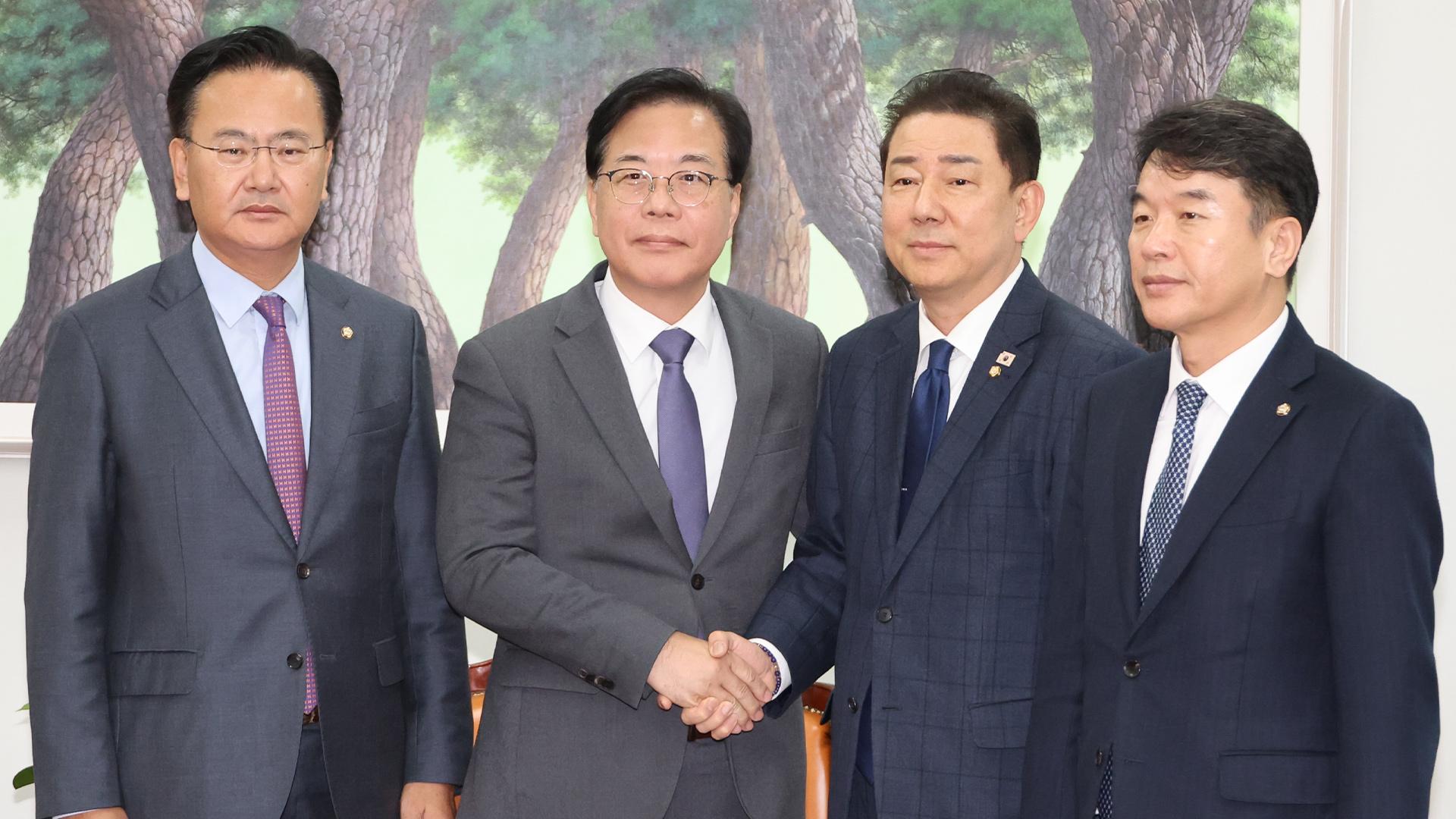 '항소 포기' 온라인카지노 유니88 협의 이어져…국회 운영위서는 '고성'