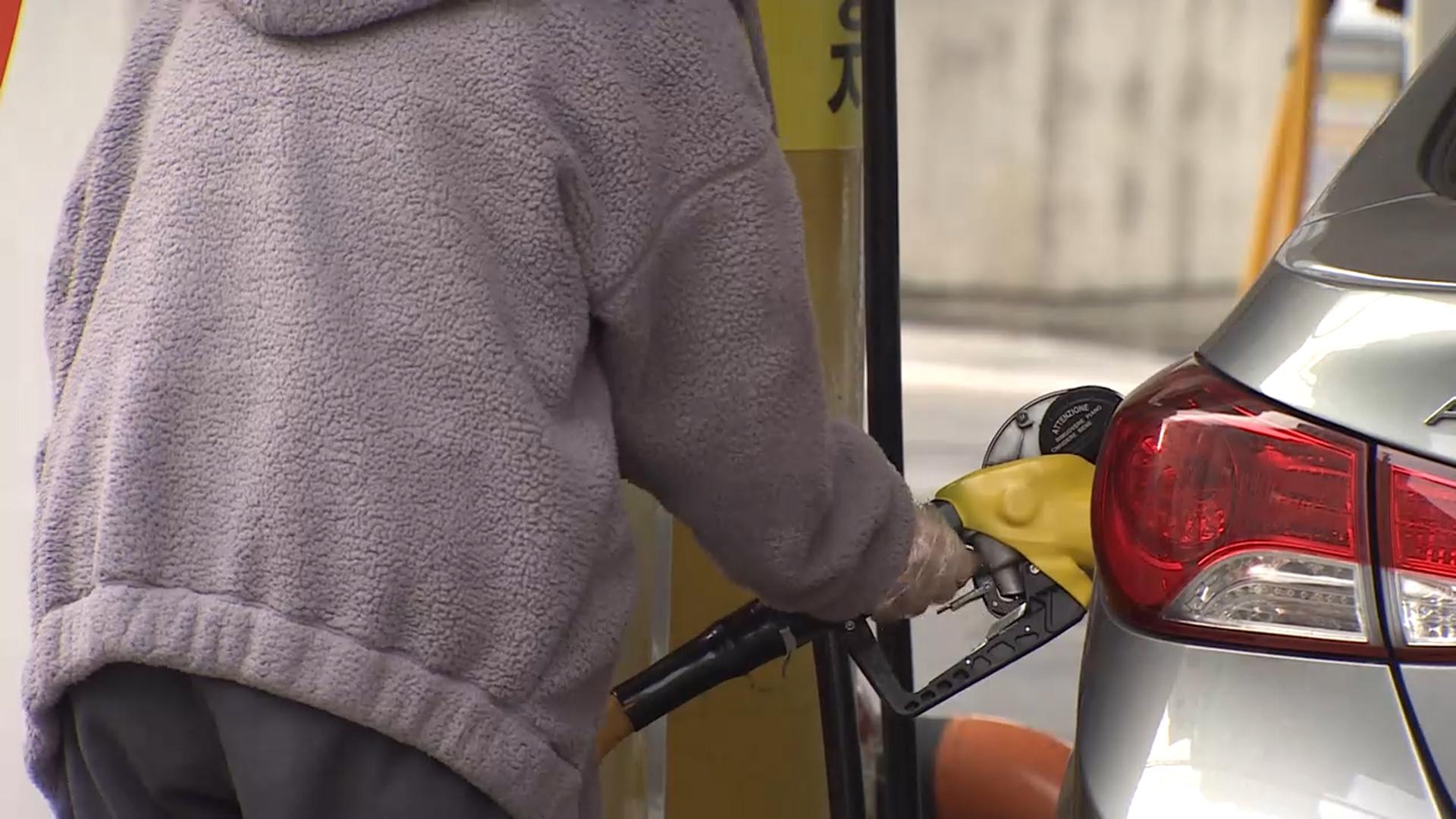 카지노배팅법  휘발유 1,800원대 돌파…연말 물가 부담 우려