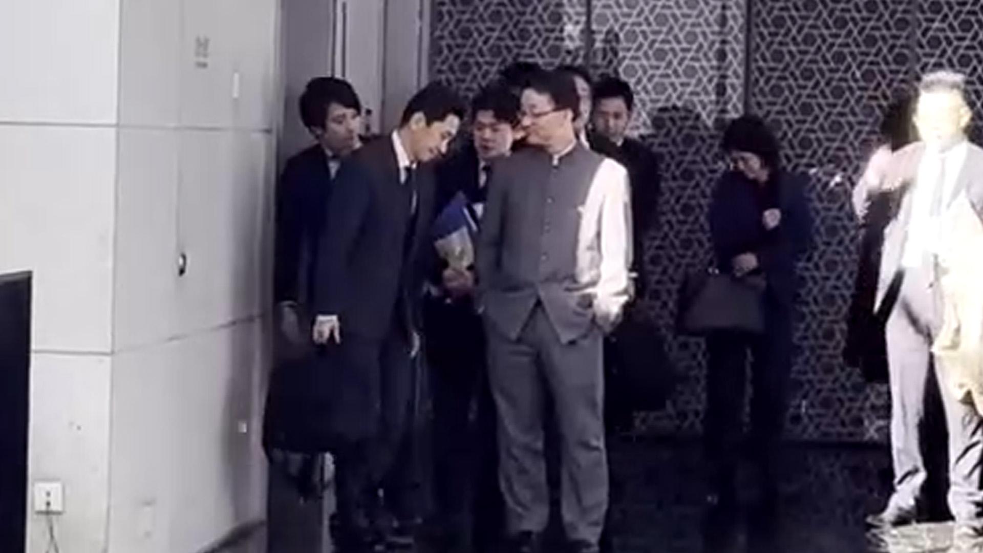 고개 숙인 日·<em class='find'주머니</em 손 中…"발언 철회 요구"