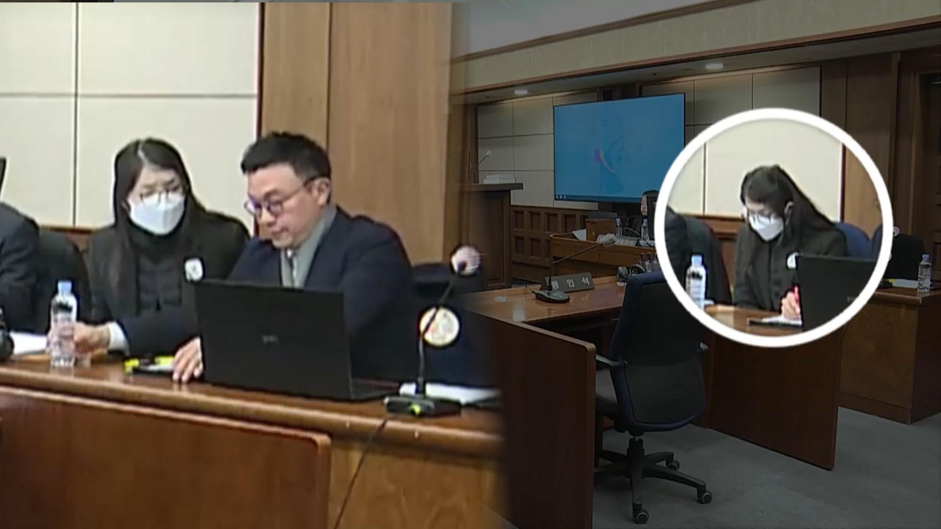 '피고인석 온라인카지노 가입코드' 두 달 만에 공개…마스크 쓴 채 침묵