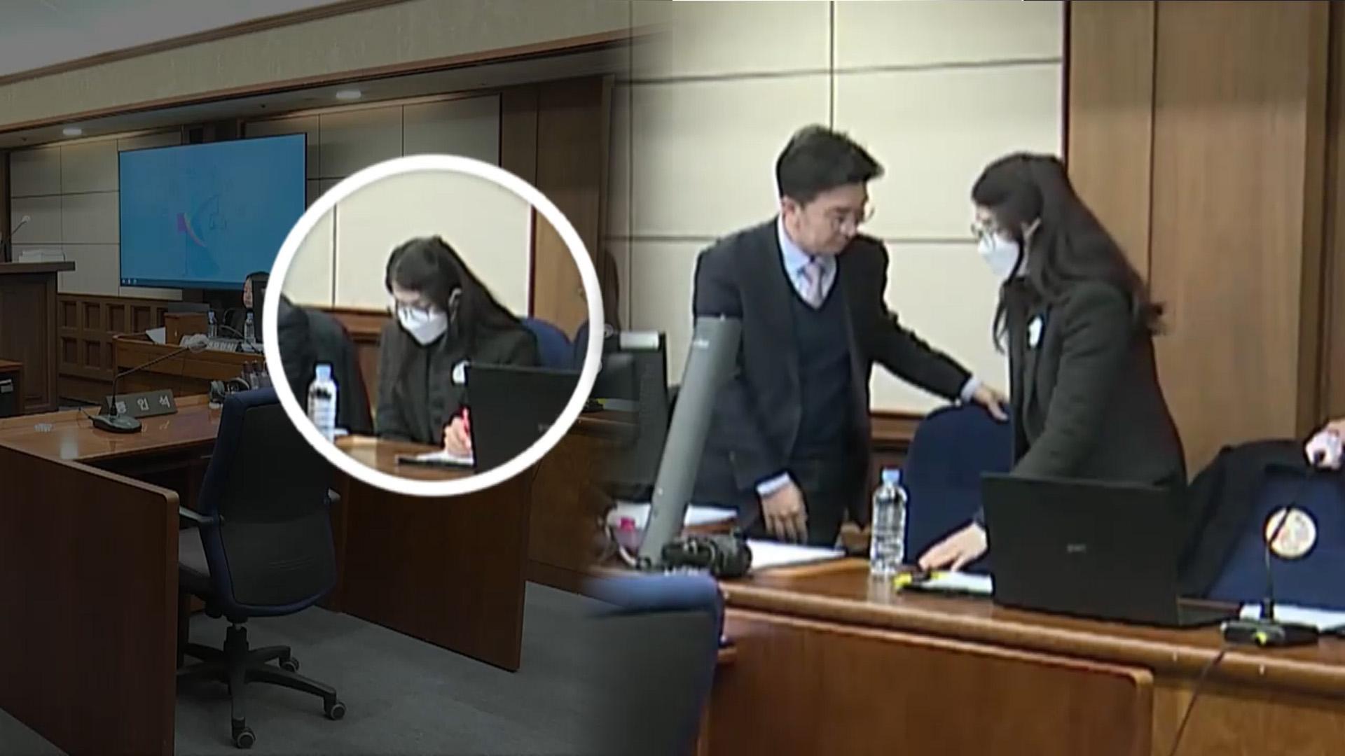 '피고인석 온라인카지노 가입코드' 두 달 만에 공개…머리 풀고 뿔테 안경