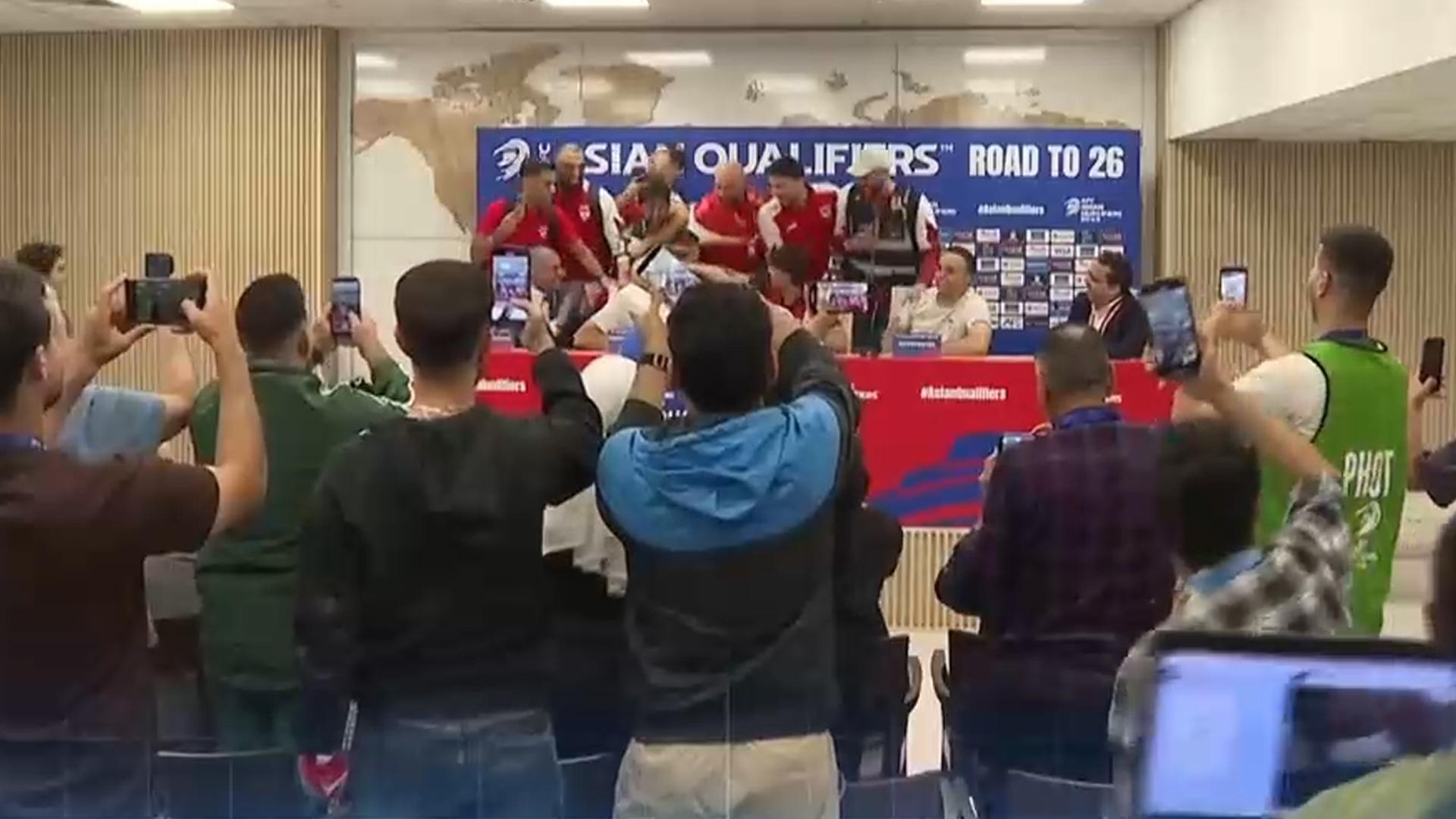 [오늘의영상] '플레이오프도 좋아'…기자회견장서 자축 세리머니