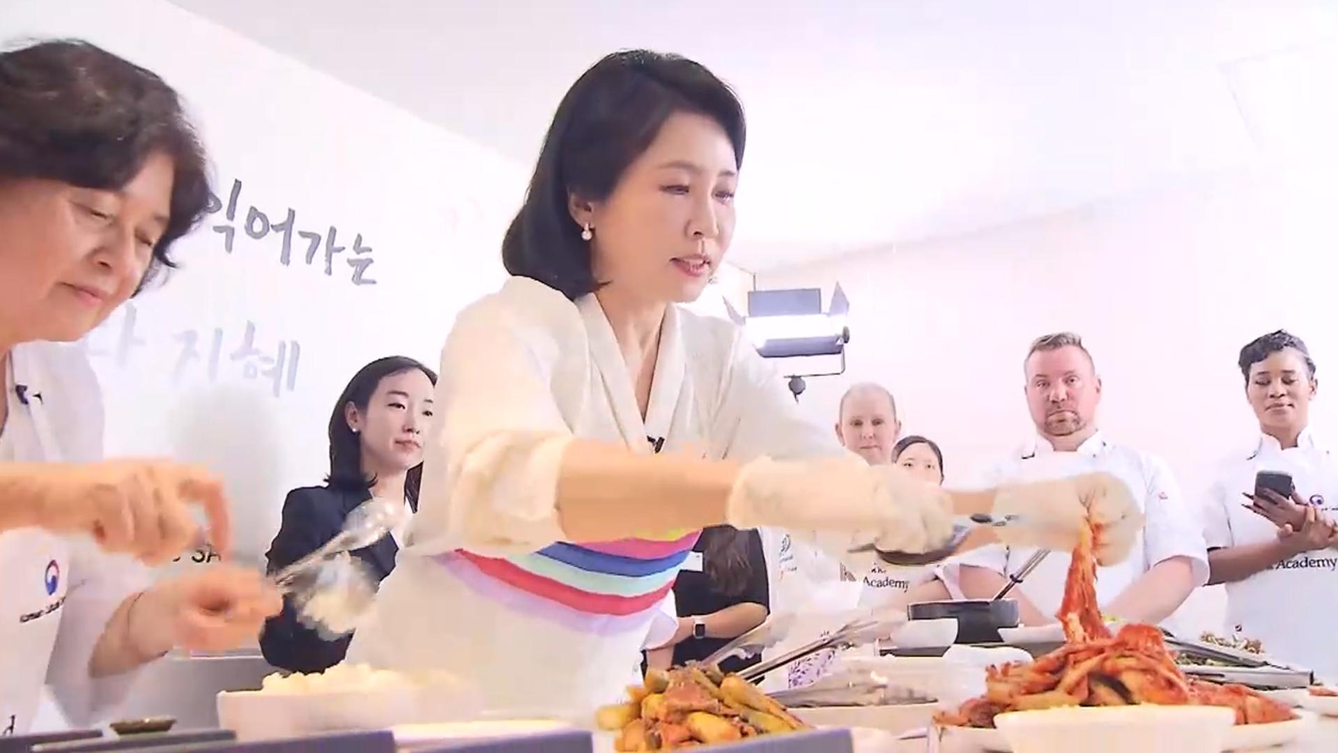 김혜경 카지노 룰렛 사이트, 남아공서 한식 홍보…"김치로 밥 한공기 뚝딱"