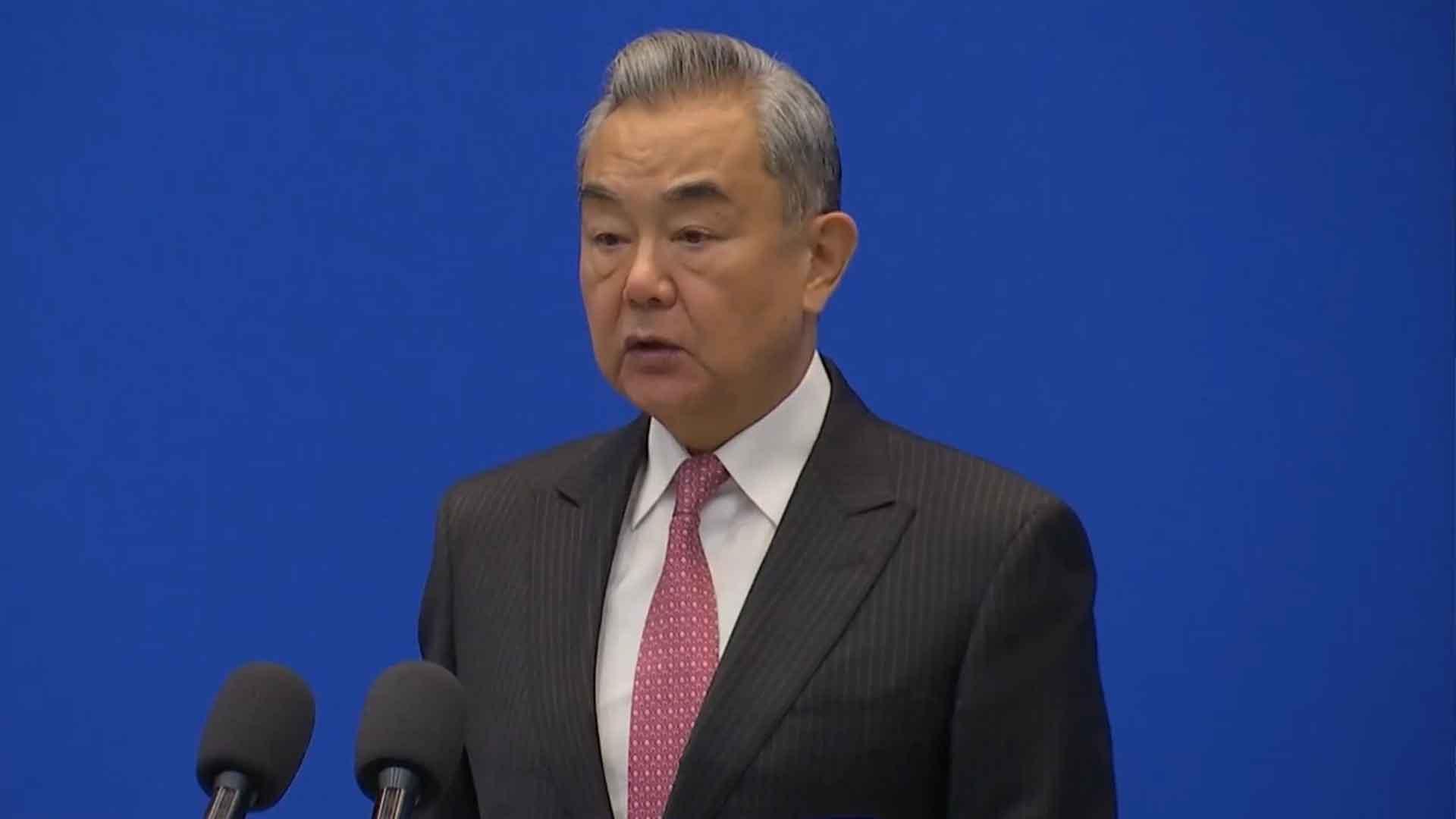 中 왕이 "日, 레드라인 넘어…조기 반성 촉구"