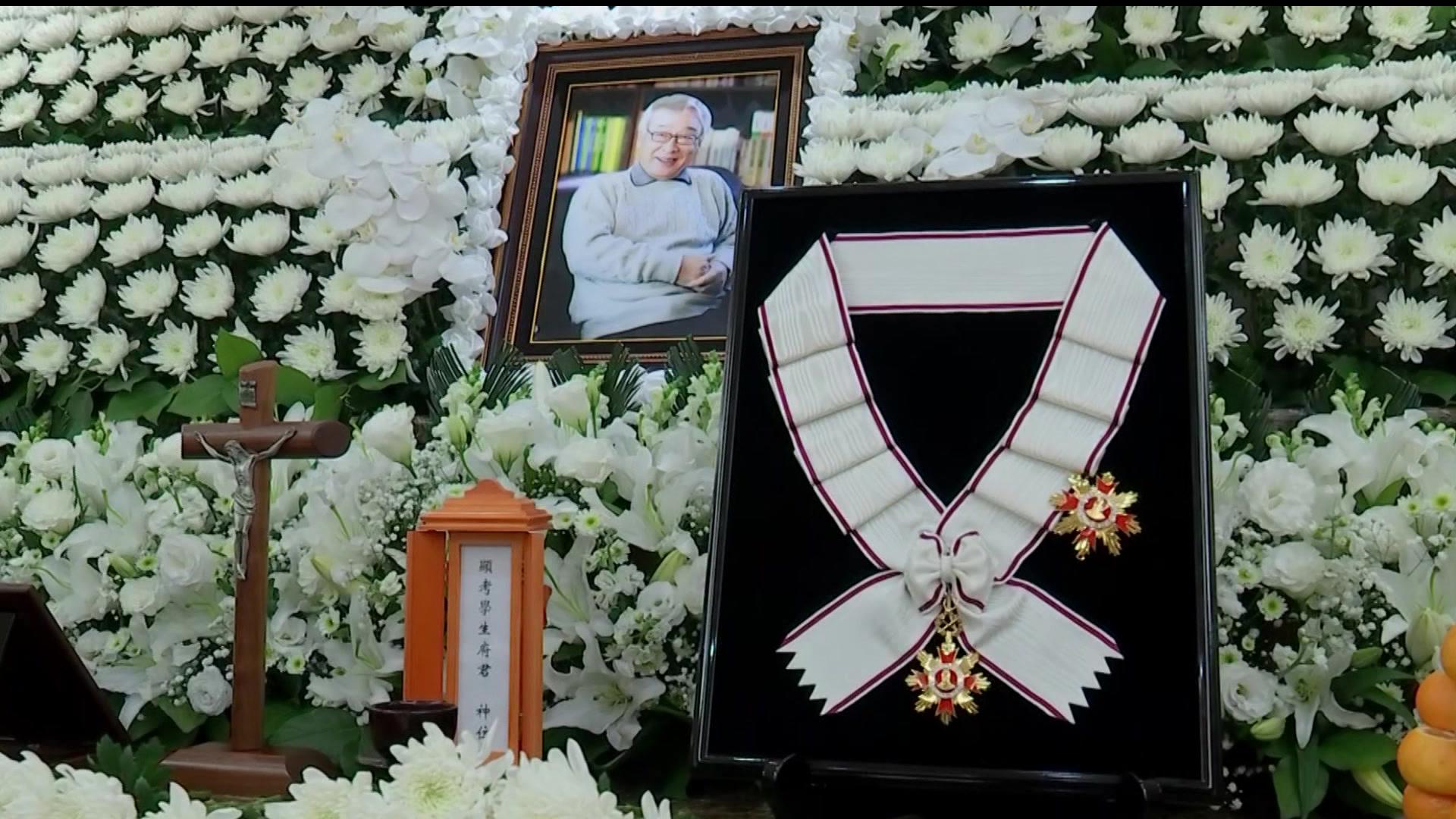 故 온라인카지노 유니벳, 금관문화훈장 수훈…줄이은 추모 행렬