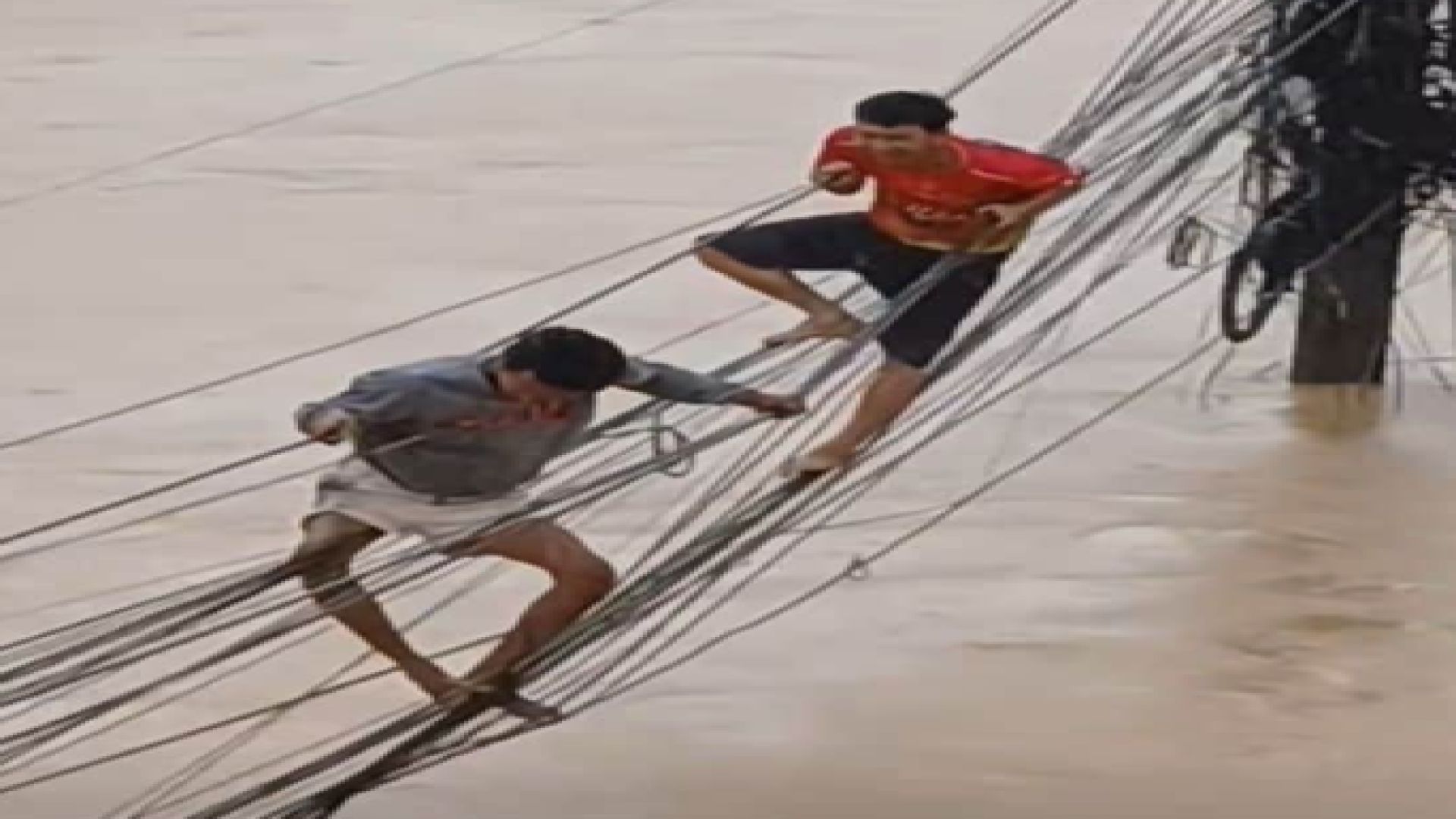 <em class='find'카지노사이트 추천</em 전깃줄 밟고 아슬아슬 탈출…기록적 홍수에 태국 '비상 사태'