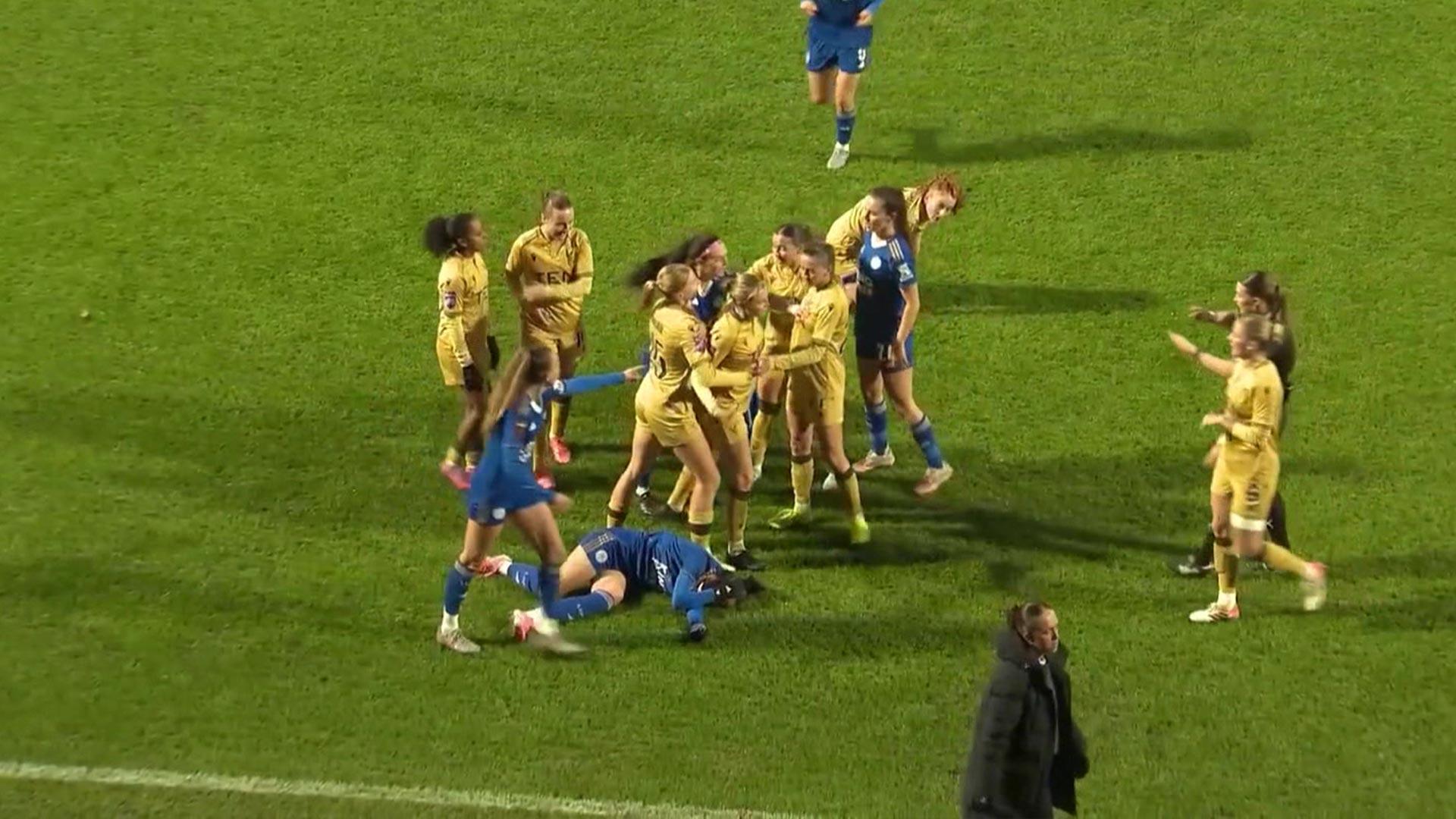 '여자 축구인가 온라인카지노 후기 벳위즈인가'…축구장서 벌어진 난투극