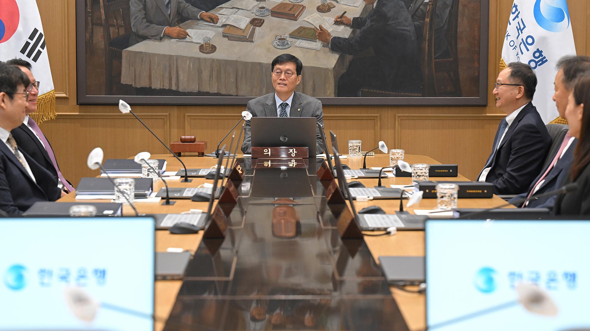 한은, 기준금리 4연속 동결…"집값·대출·환율 불안"