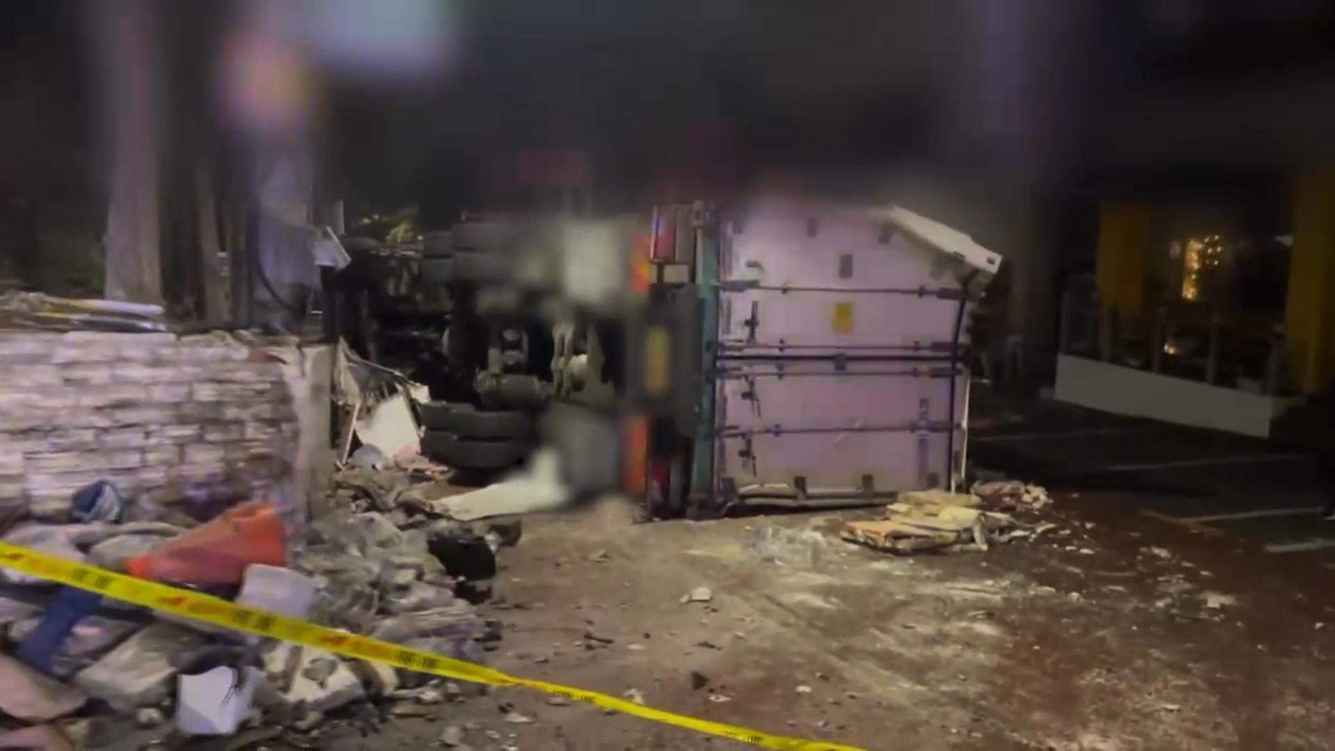 <em class='find'온라인카지노 벌금 벳무브</em 달리던 탑차 옆으로 '쿵'…운전자 숨져