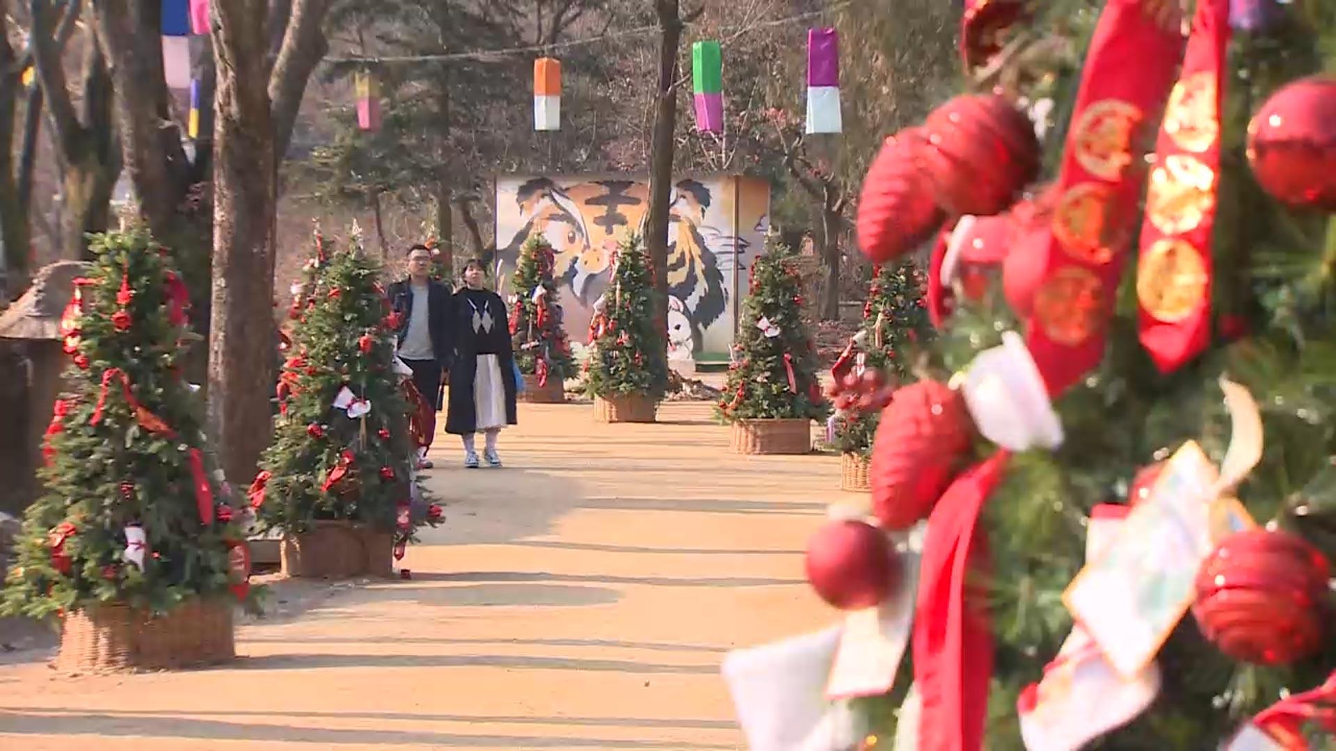 민속촌에 나타난 산타…휴일 마이다스 온라인카지노 유니88벳 북적