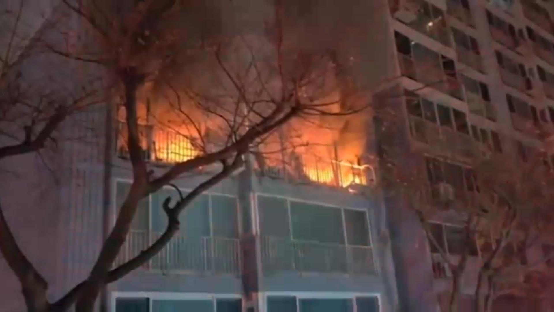 경남 <em class='find'온라인카지노 에스뱅크</em 아파트 화재로 60대 부부 숨져…130명 대피