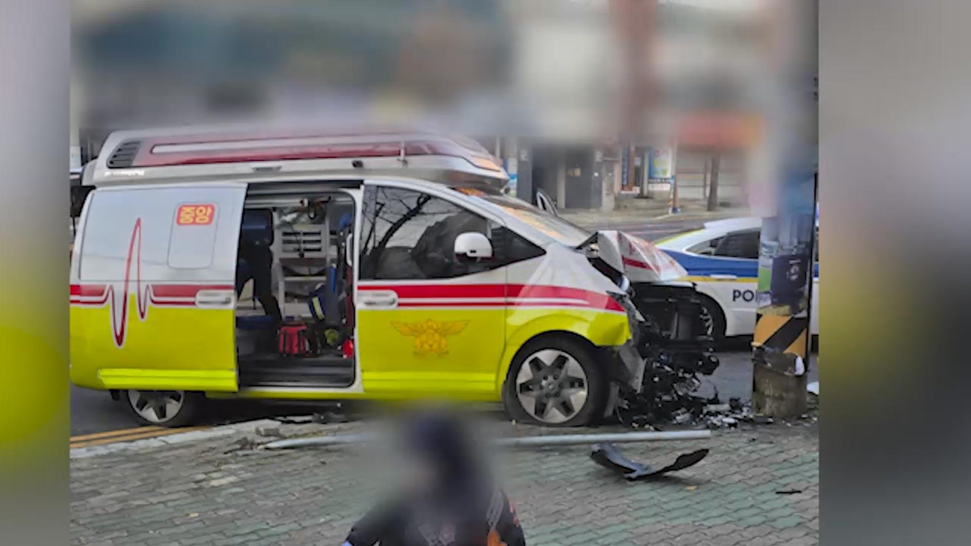 온라인카지노 에스뱅크서 환자 태운 구급차 전봇대 충돌해 4명 부상