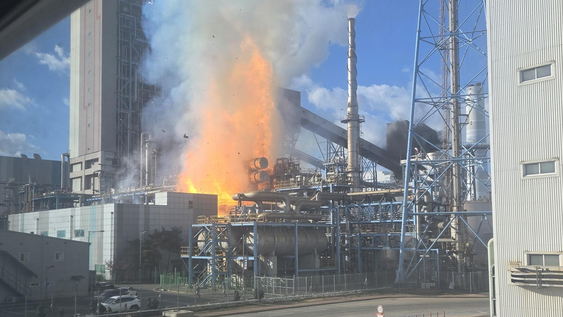 [속보] 태안화력에 폭발음과 함께 불…2명 병원 이송