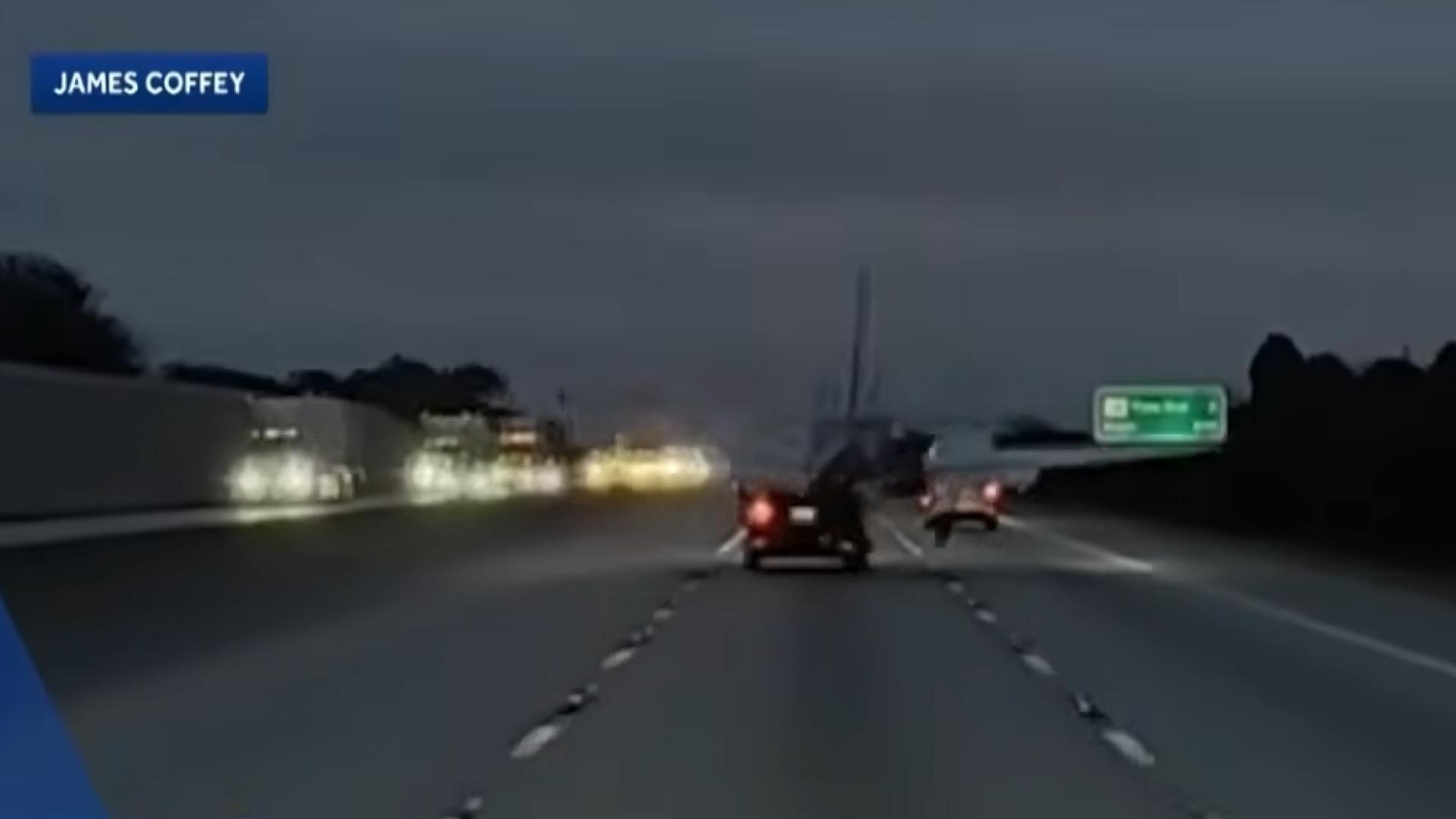 달리는 차량 위로 난데 없이 비행기가 쾅…미 고속카지노 입플서 '날벼락'