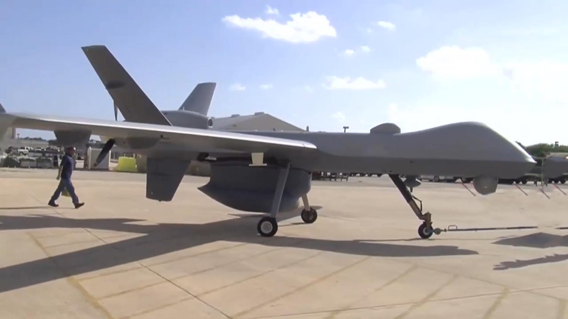 군산 앞바다 빠진 미군 킬러드론 '리퍼' 기체 인양