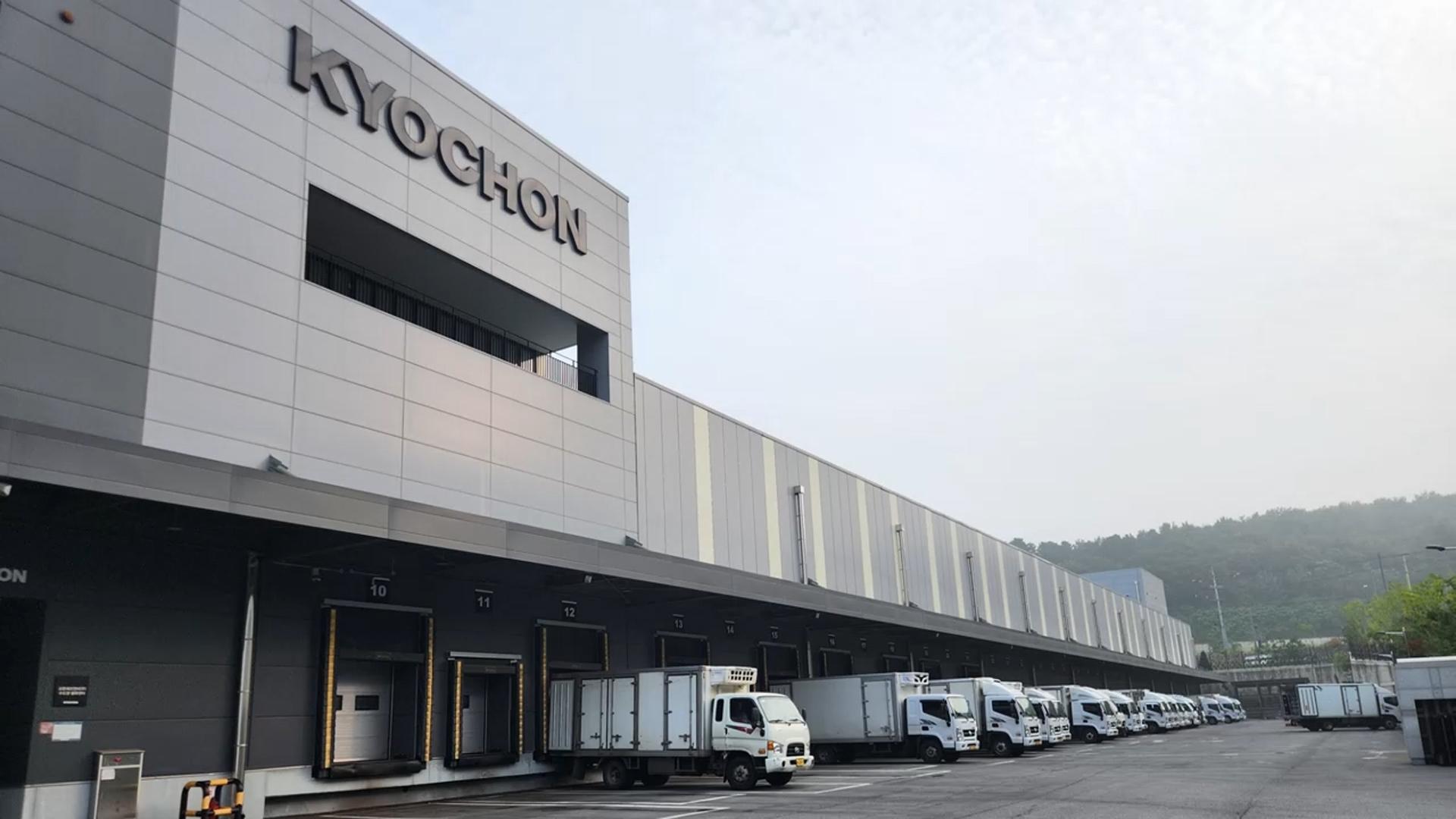 [비즈&] 교촌치킨, '주 6일 배송' 전국 유통망 구축 外