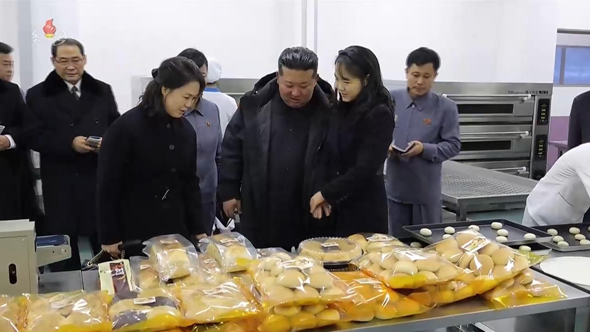 김정은, 온라인카지노 총판공장 준공식 참석...주애가 앞서 걸어