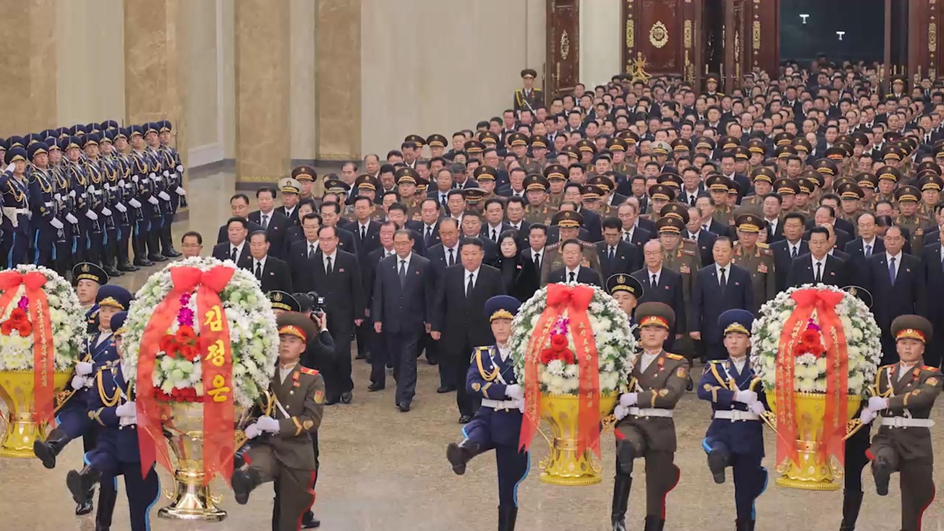 김정은, <em class='find'김정일</em 14주기 온라인카지노 먹튀 벳무브 금수산태양궁전 참배