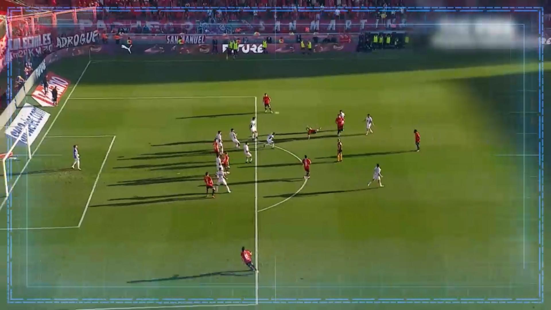 [오늘의영상] 수비수도 넋 놓고 지켜본 오버헤드 킥…올해 최고의 골