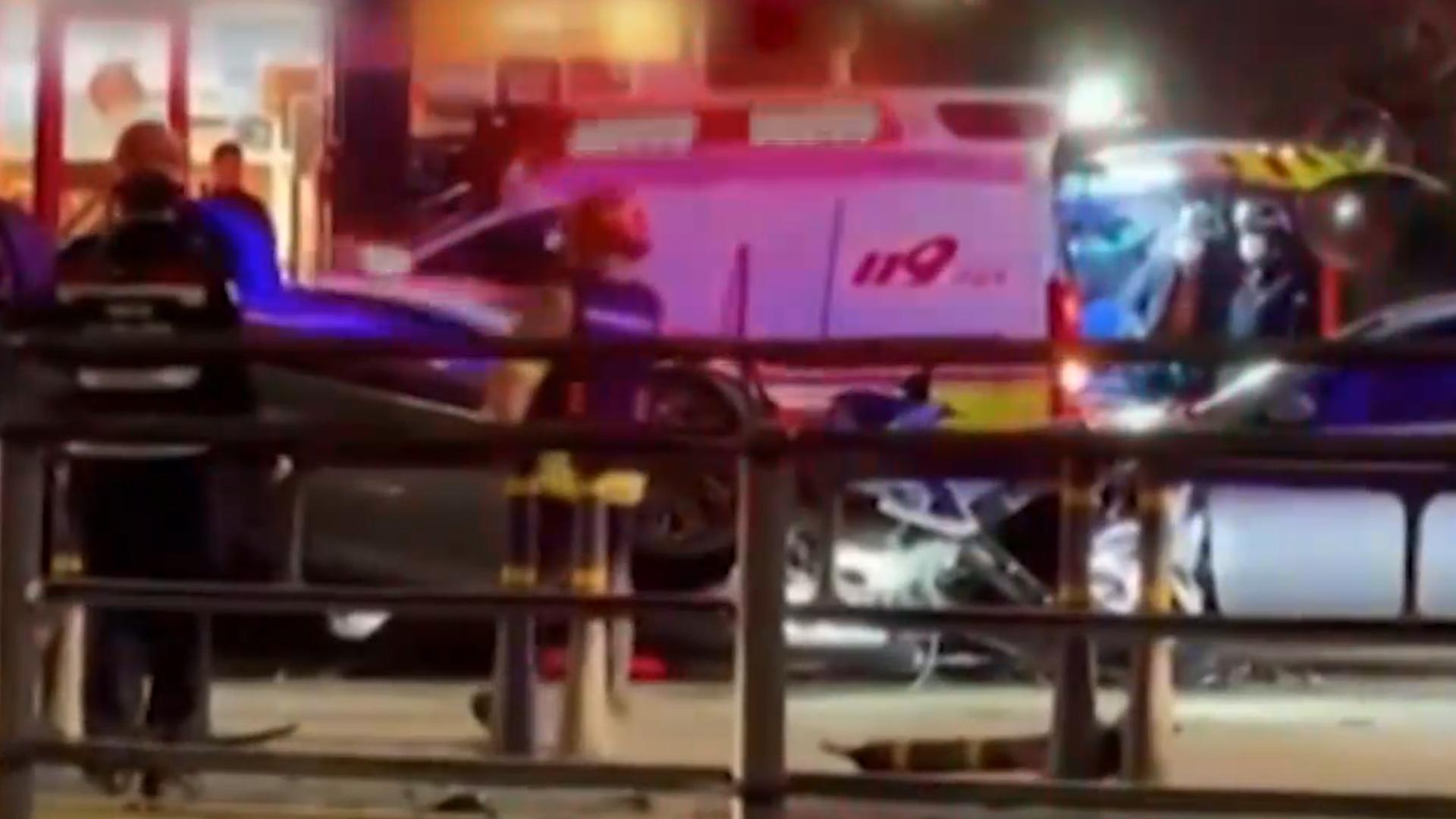 온라인카지노 커뮤니티 유니벳 차량이 중앙분리대 박고 택시 충돌…1명 경상