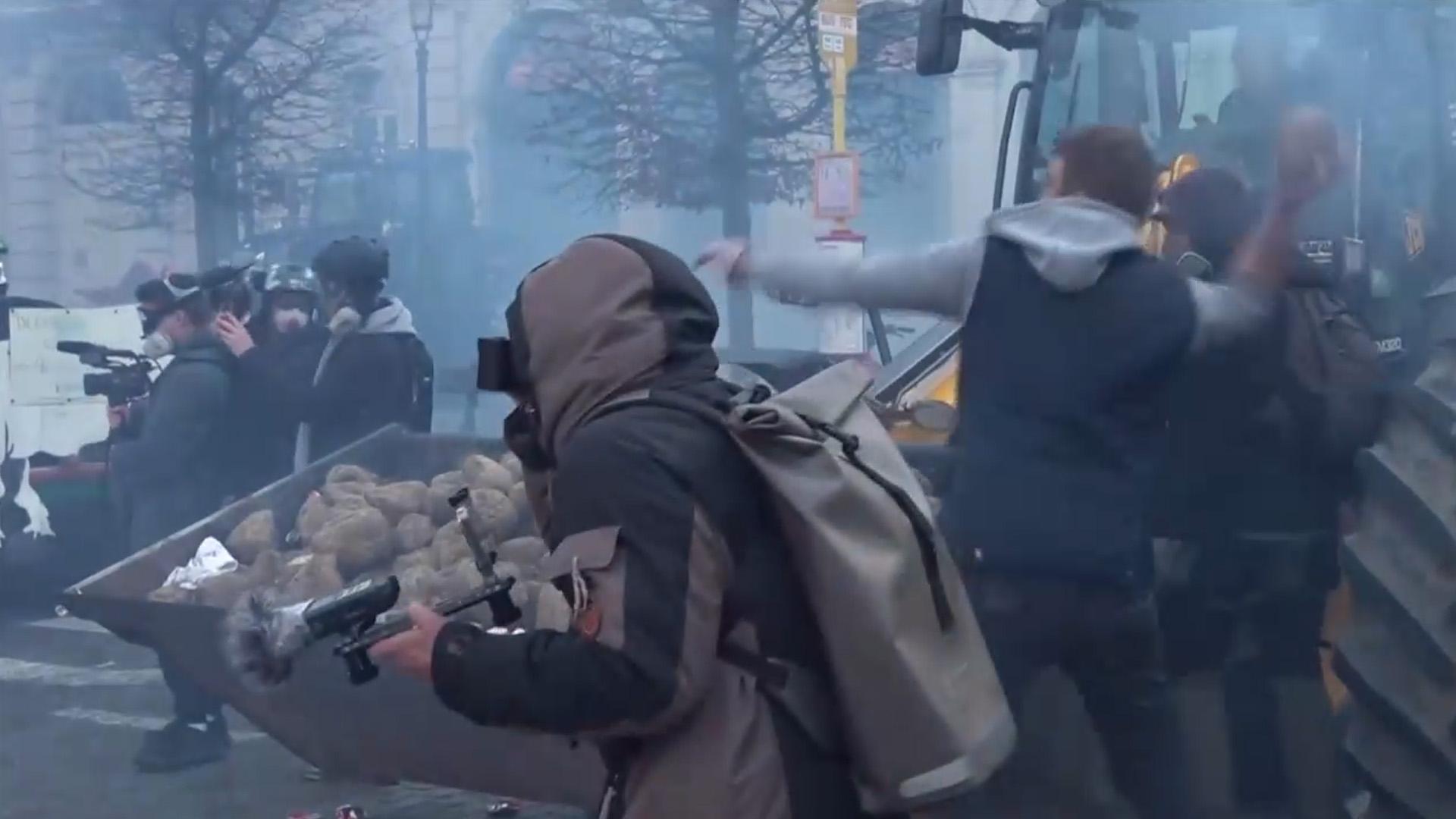 알감자 투척에 물대포까지‥카지노 입플정상회의 대규모 농민 시위