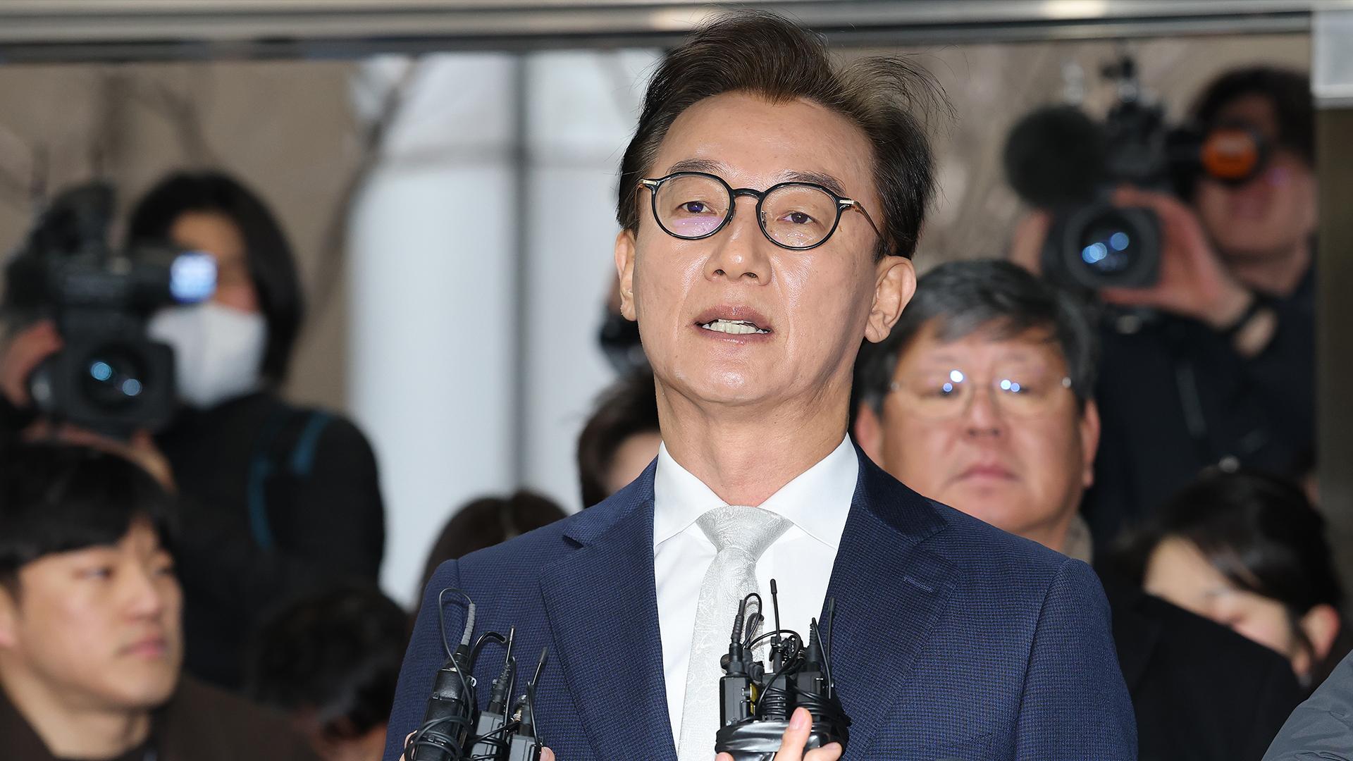 '온라인카지노 후기 벳위즈 금품' 전재수 조사 8시간째…혐의 입증 관건