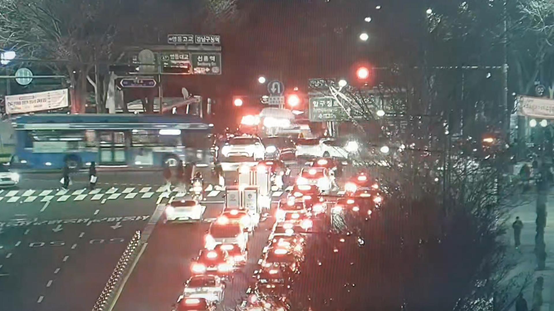 [속보] 강남구청역 인근 10중 추돌사고…3명 이송