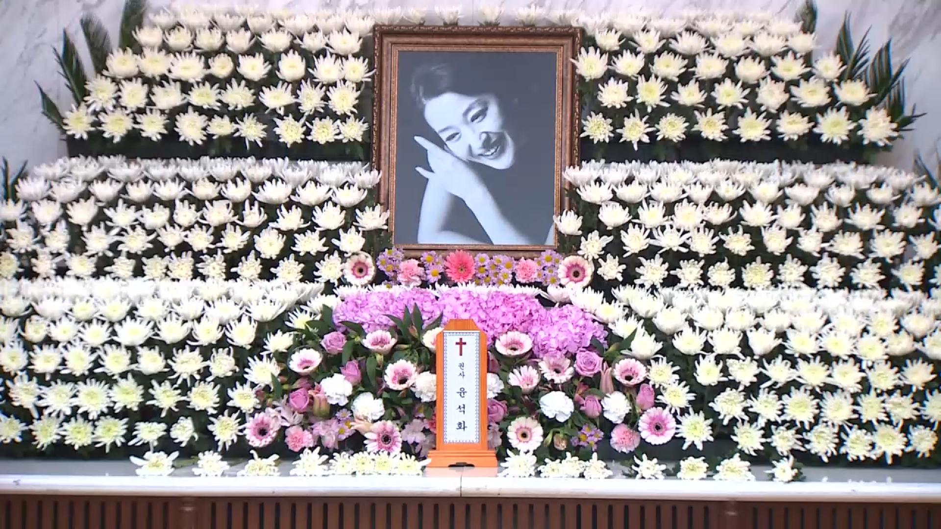 '연극 스타' 윤석화 별세…