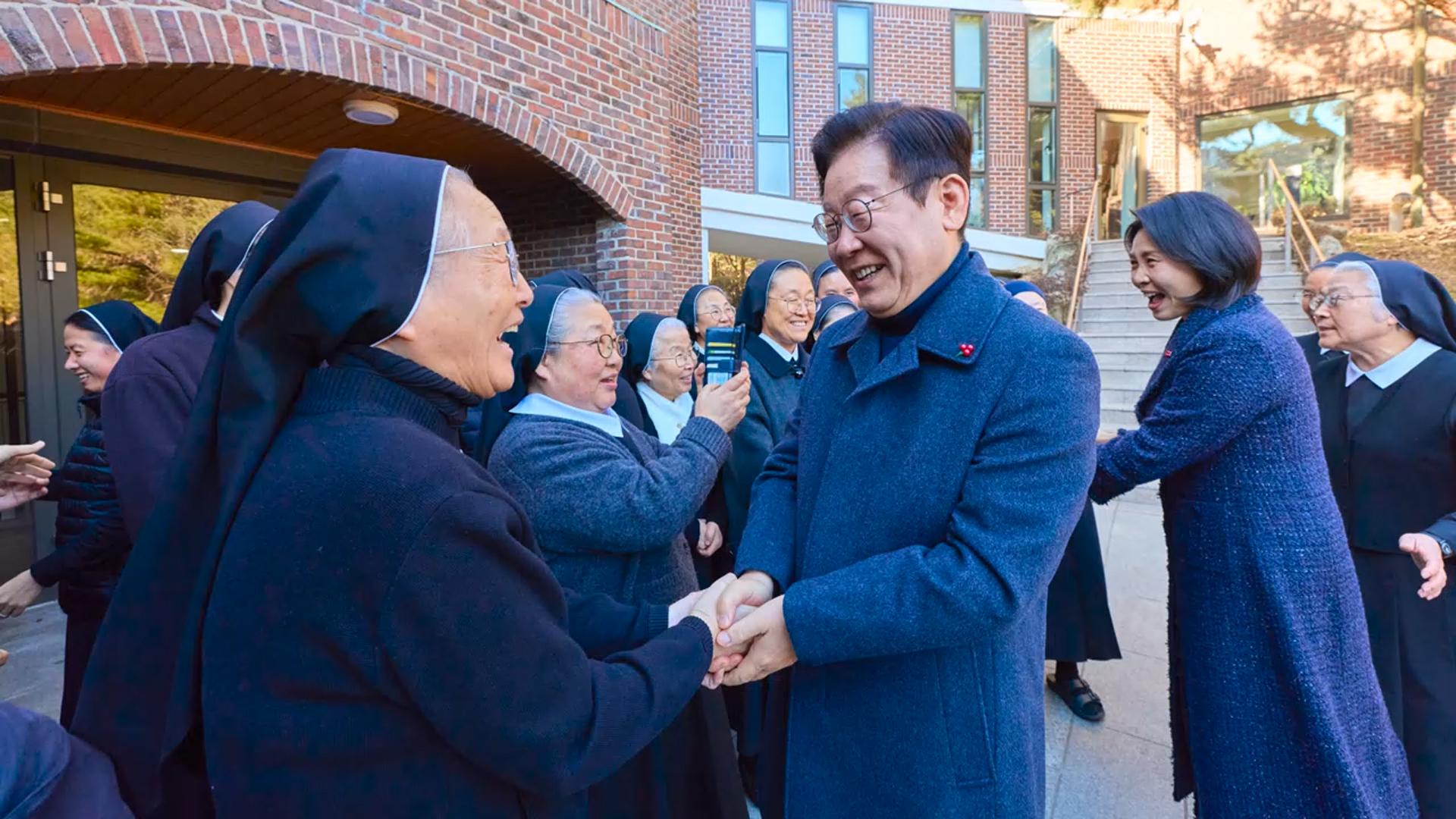 이 대통령, 취임 후 첫 성탄절 맞아 온라인카지노 조작 벳무브·예배 참석