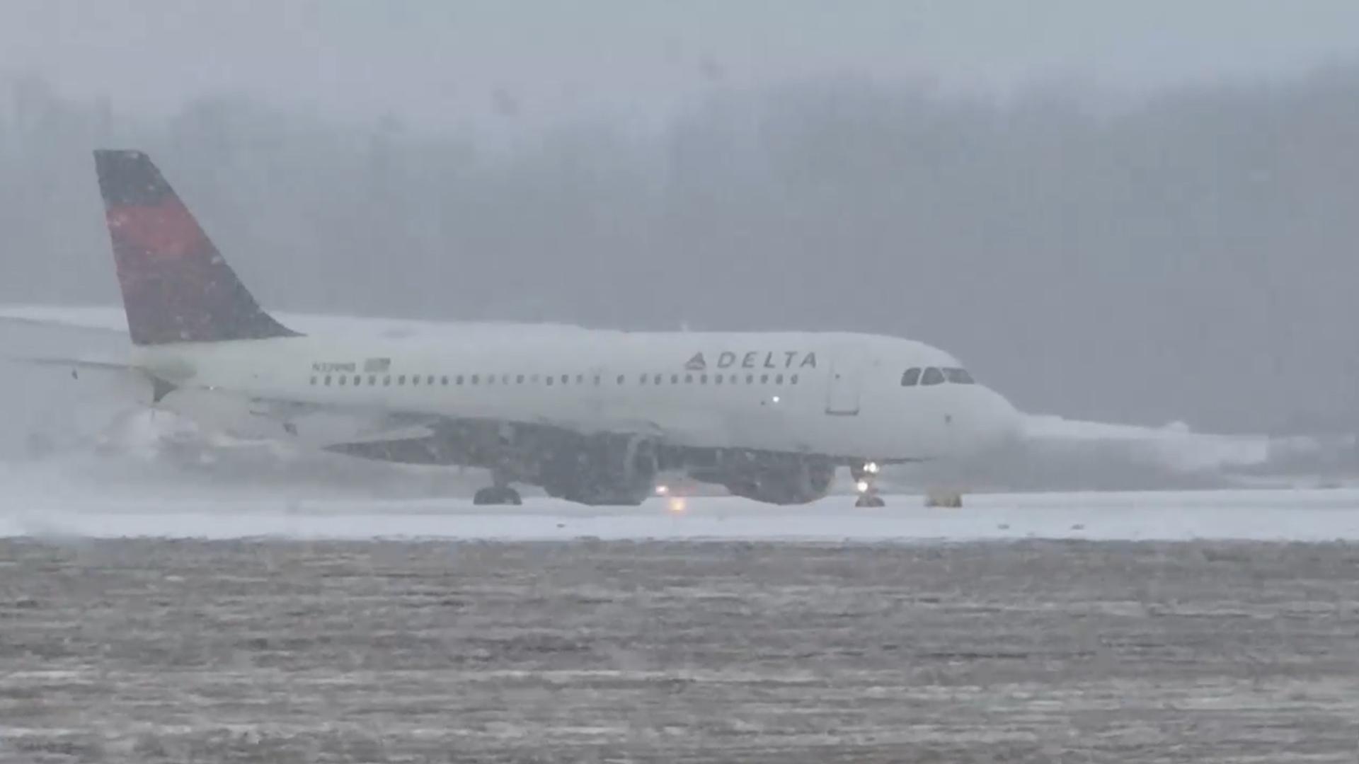 온라인카지노 추천 1, 3년만에 최대 폭설…항공기 지연 속출