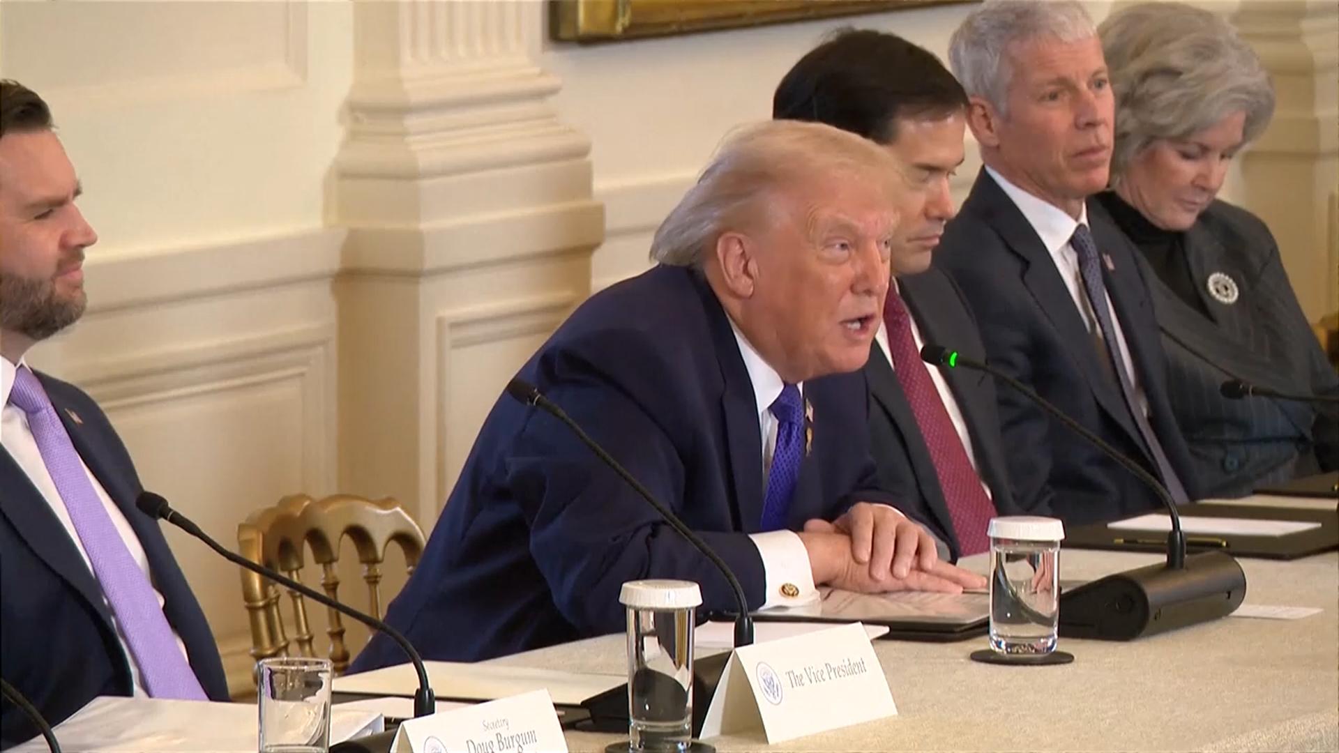 트럼프 "이란이 시위대 죽이면 아픈 곳 때릴 것"