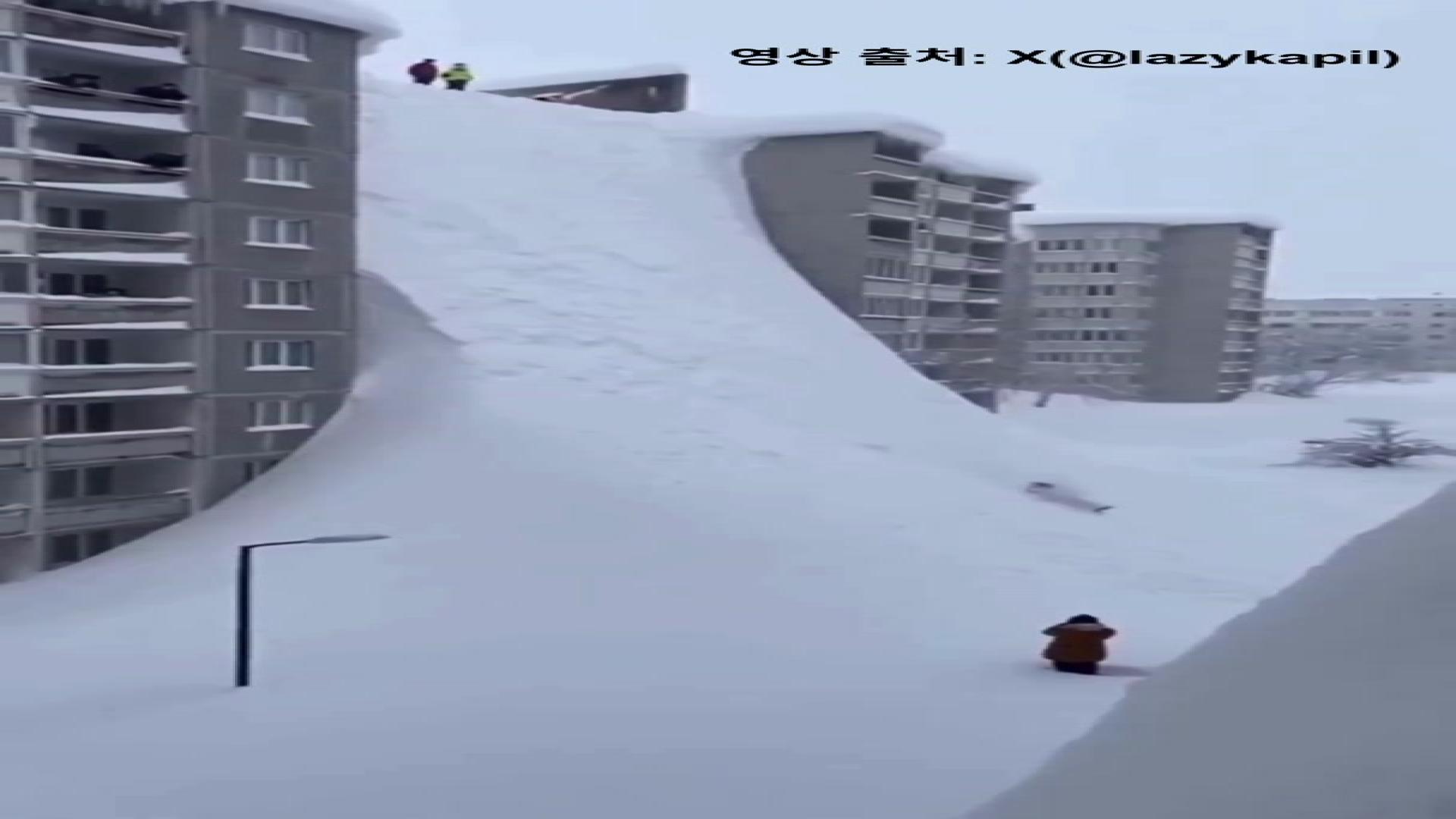 거대한 눈썰매장으로 변한 아파트…기록적 폭설에 캄차카 '비상사태' 선포