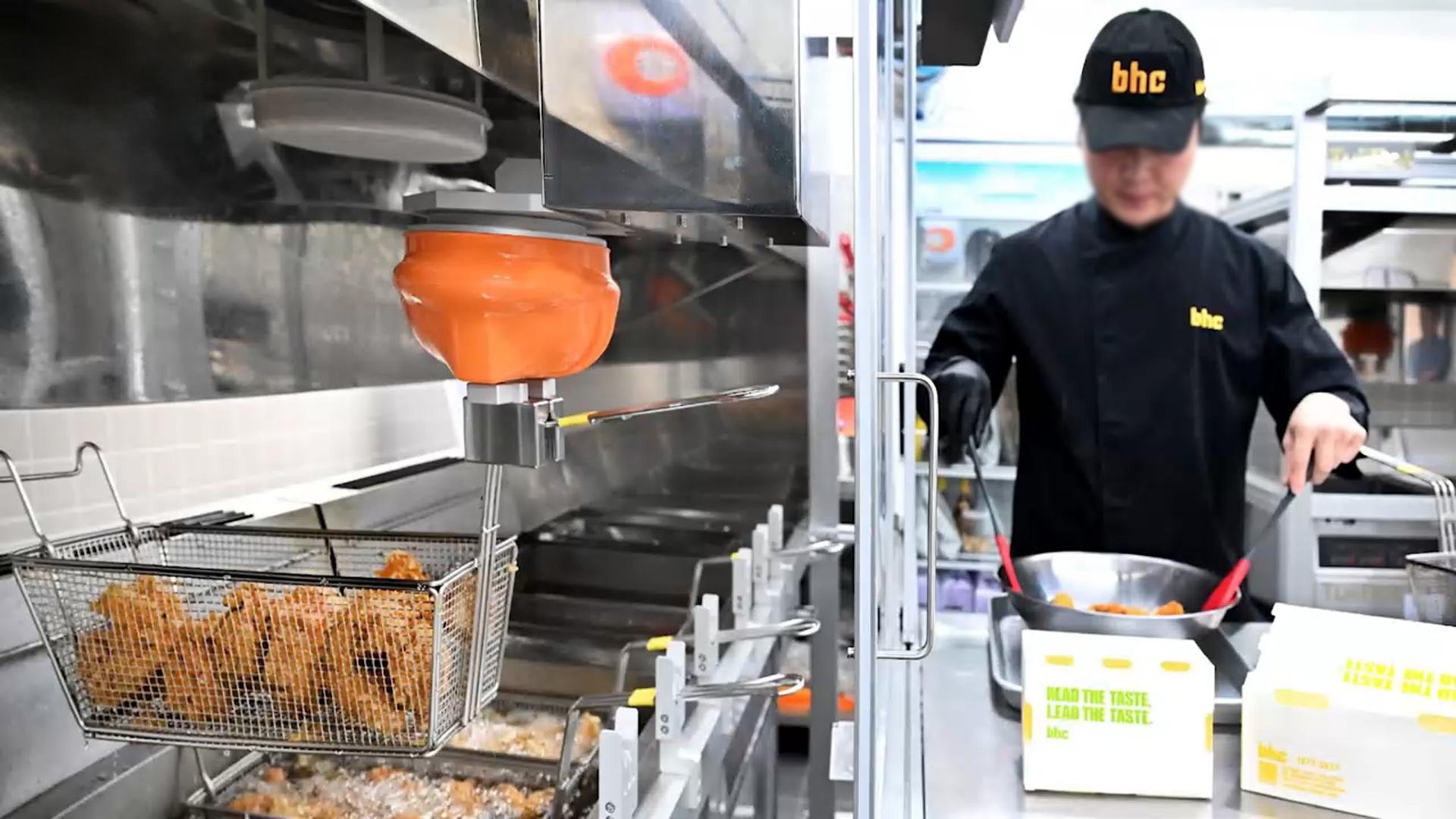 [비즈&] bhc '치킨 튀기는 로봇' 전국 40곳으로 확대 外