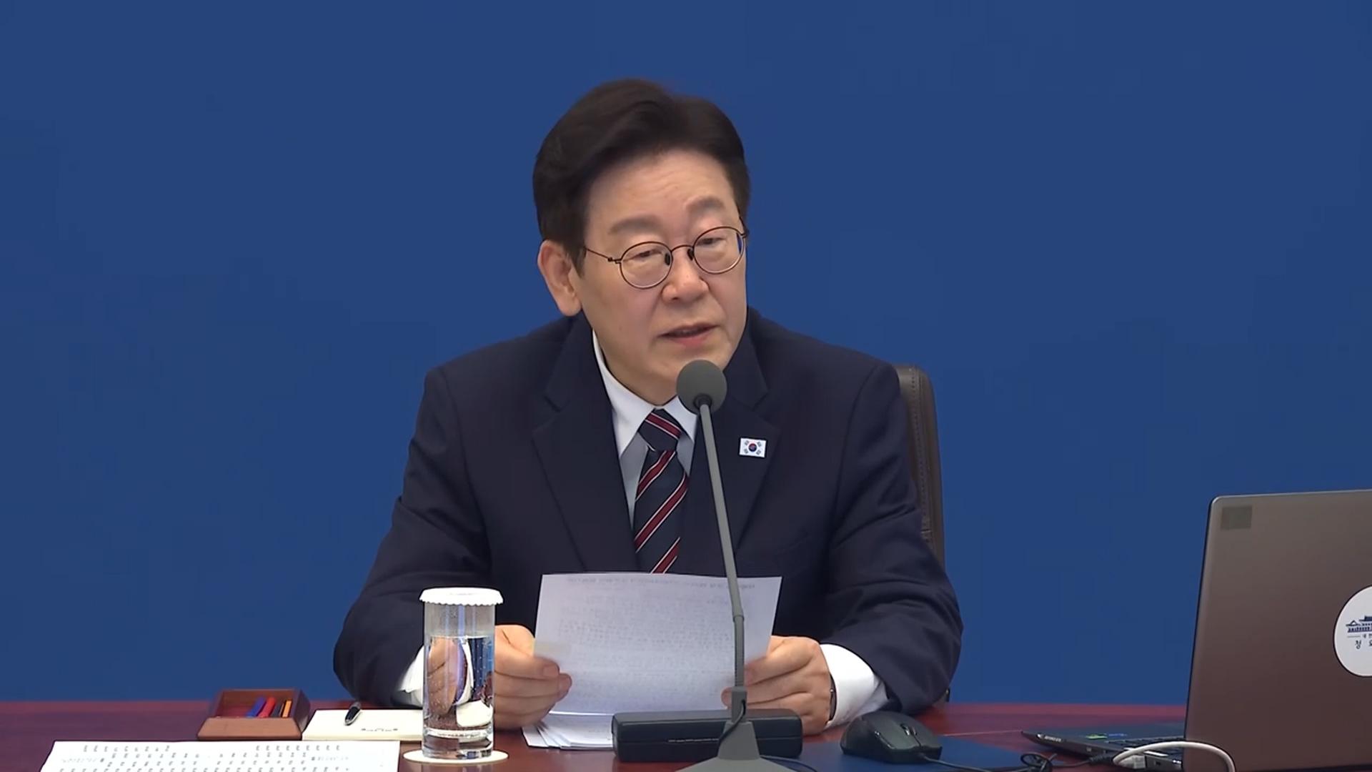 이 대통령 "'등골 브레이커' 교복 가격 적정성 살펴달라"