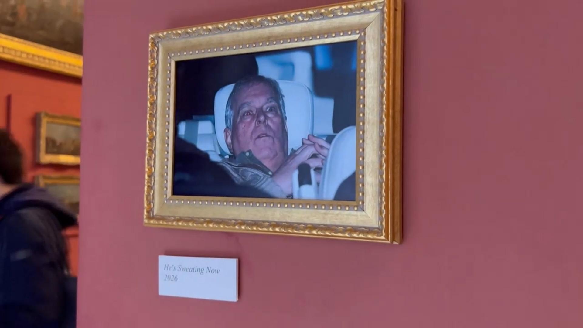 '엡스타인 의혹' 英국왕 동생 사진, 루브르에 걸렸다