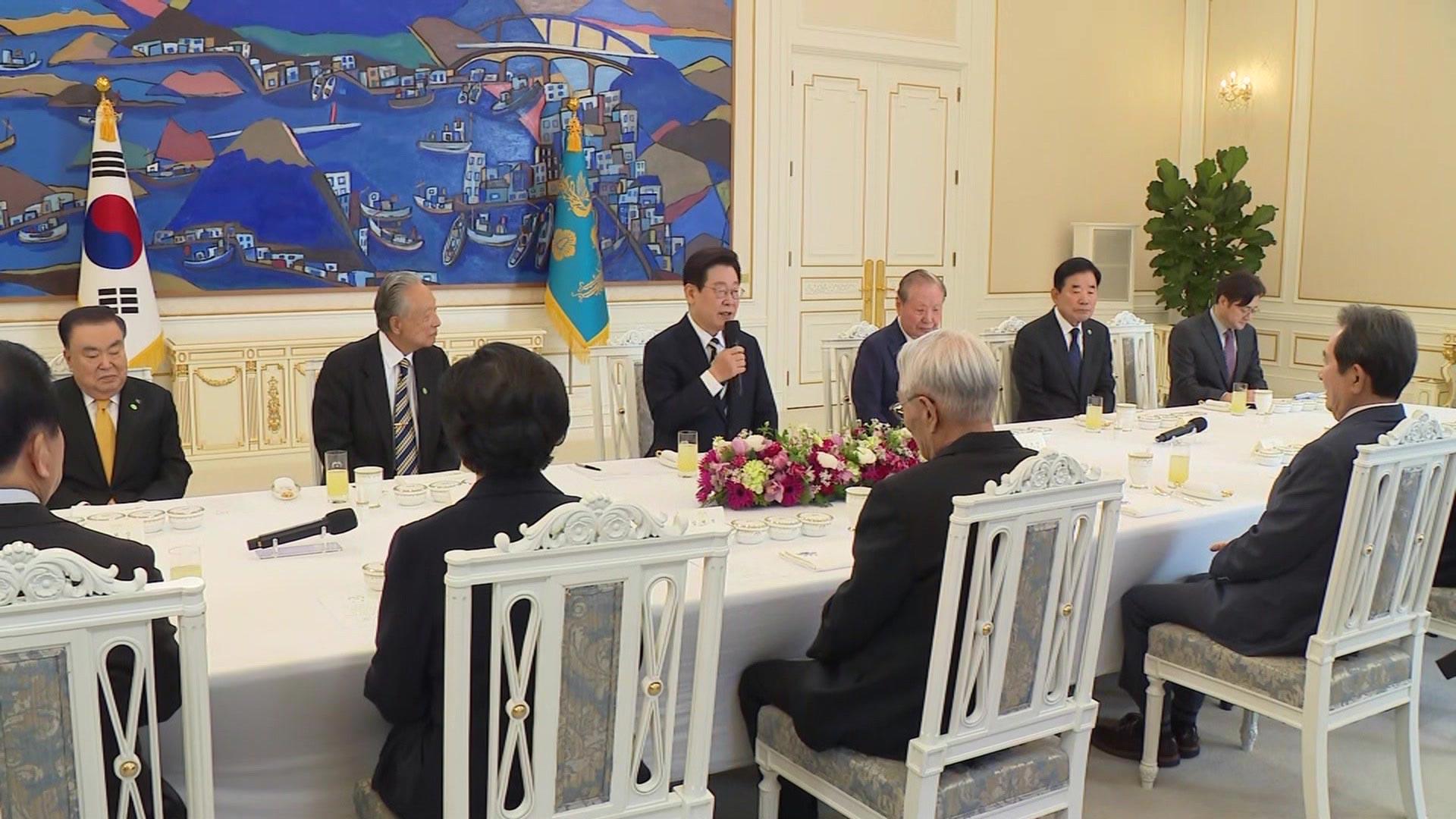 [현장영상] 이 <em class='find'>대통령</em>, 與 상임고문단 청와대 초청 오찬