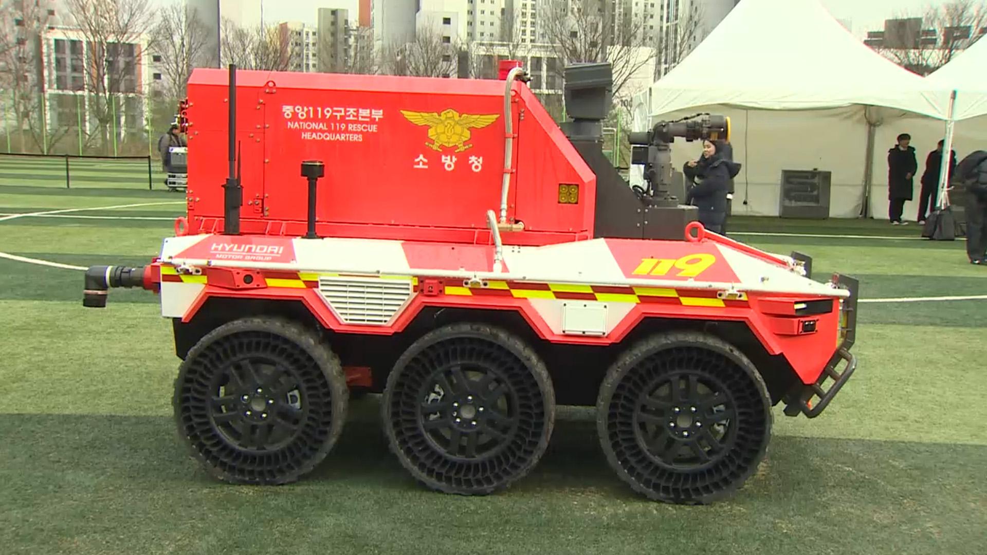 붕괴위험·고온에도…거침없이 뛰어드는 '소방 로봇'