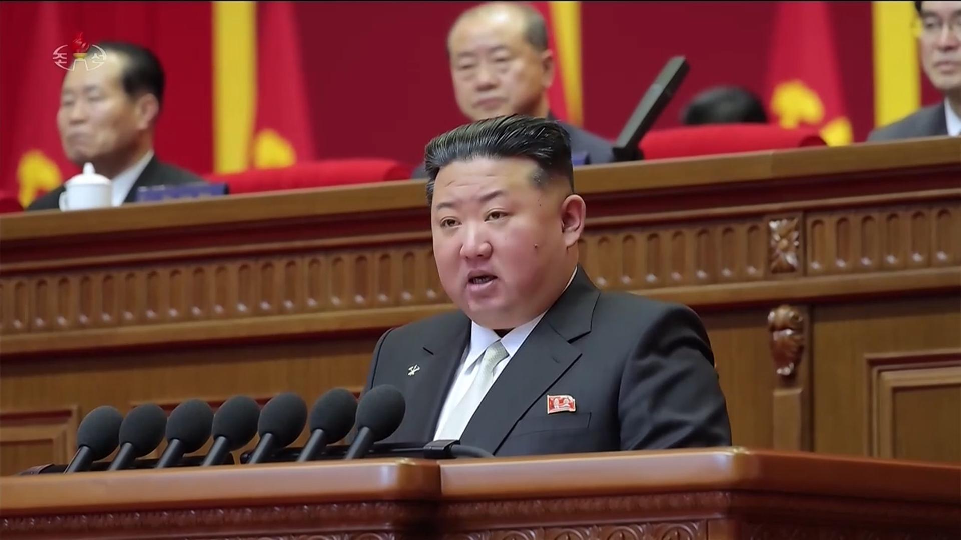 김정은 "핵무기·수중발사 ICBM 개발할 것"