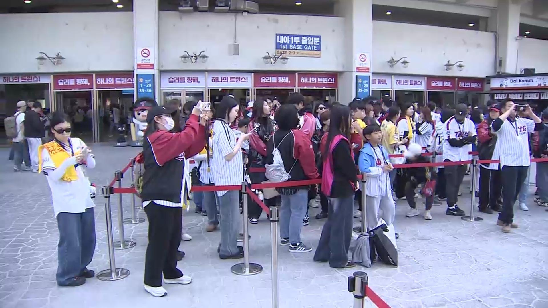 개막일 손꼽아 기다린 야구팬들…구름관중 몰린 잠실