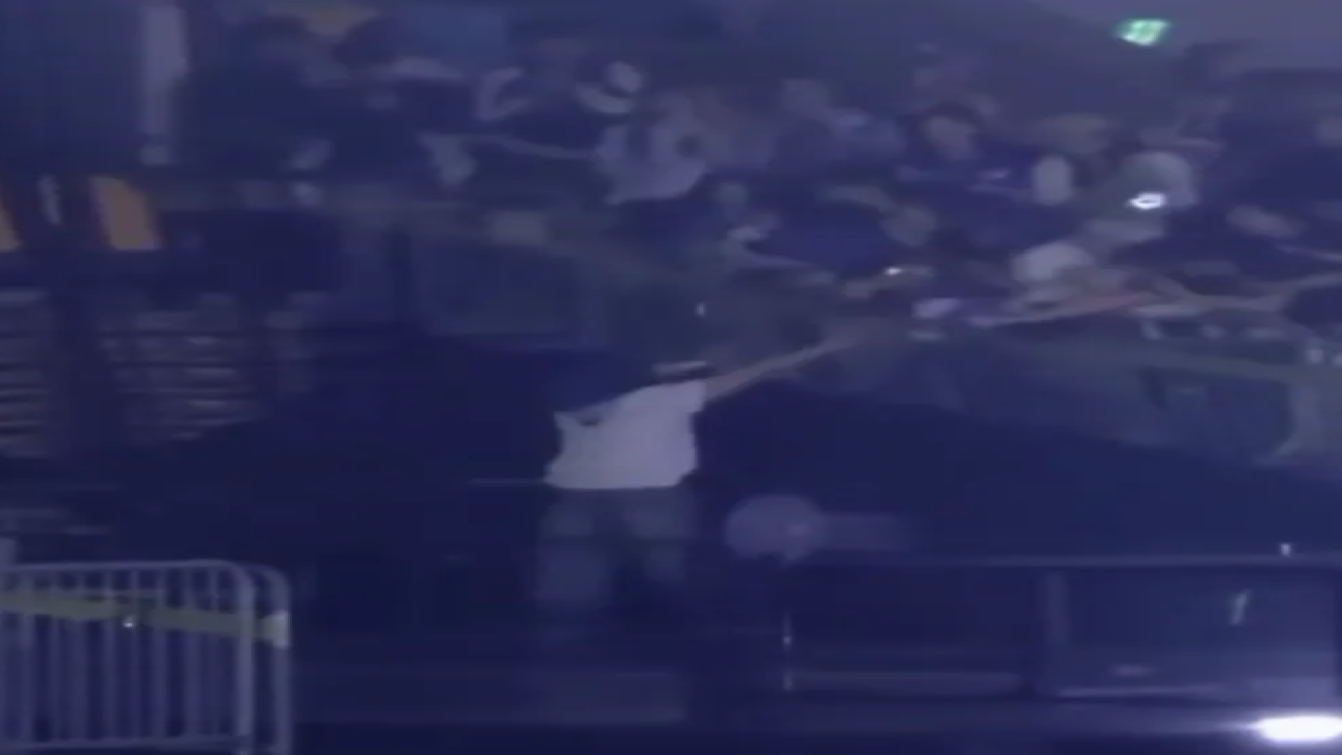 손잡으려다 펜스 와르르…슈퍼주니어 콘서트서 관객 3명 추락 사고