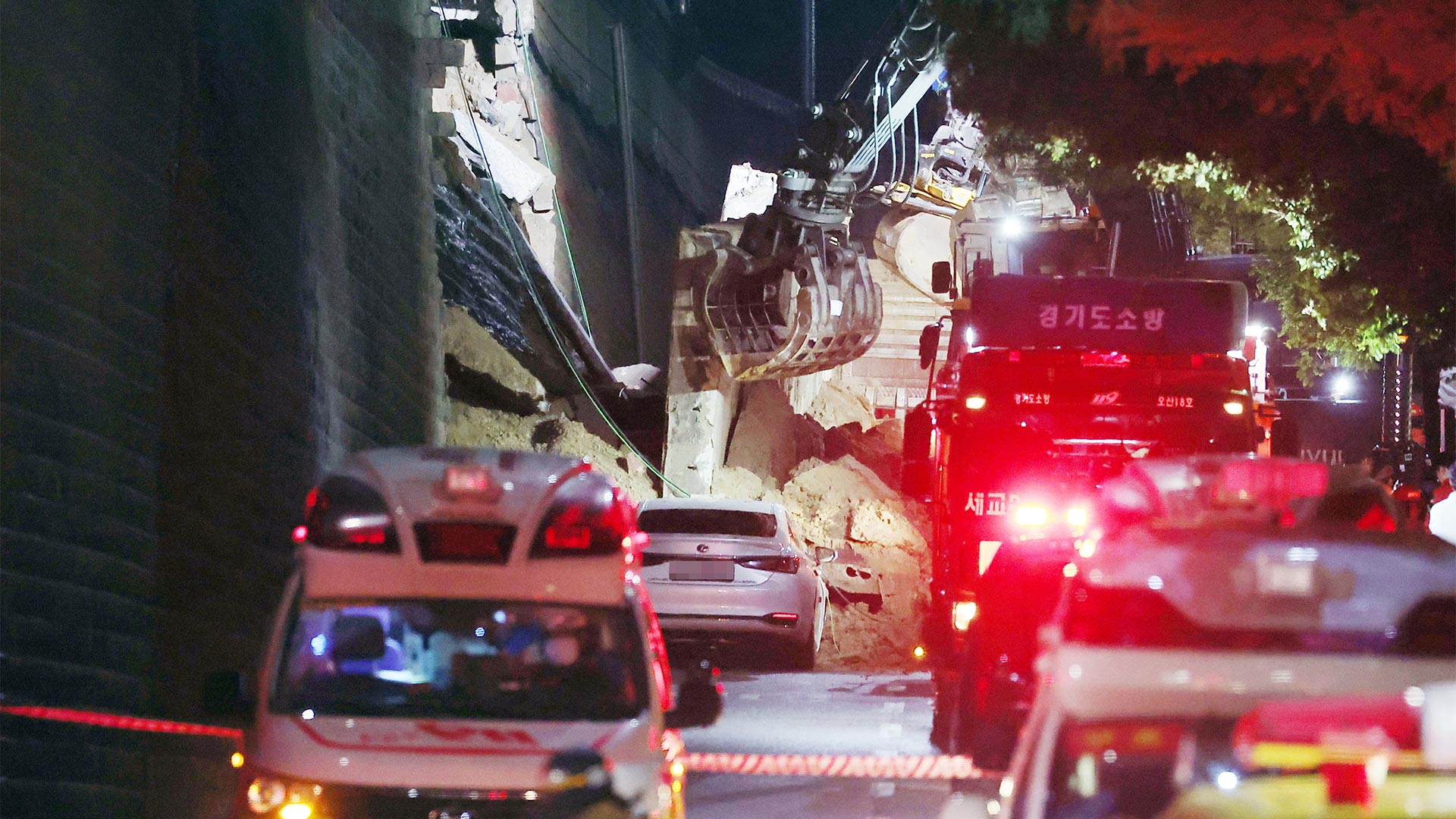 [속보] 소방 "오산 옹벽 붕괴사고 매몰자 1명 구조…심정지 상태로 발견"
