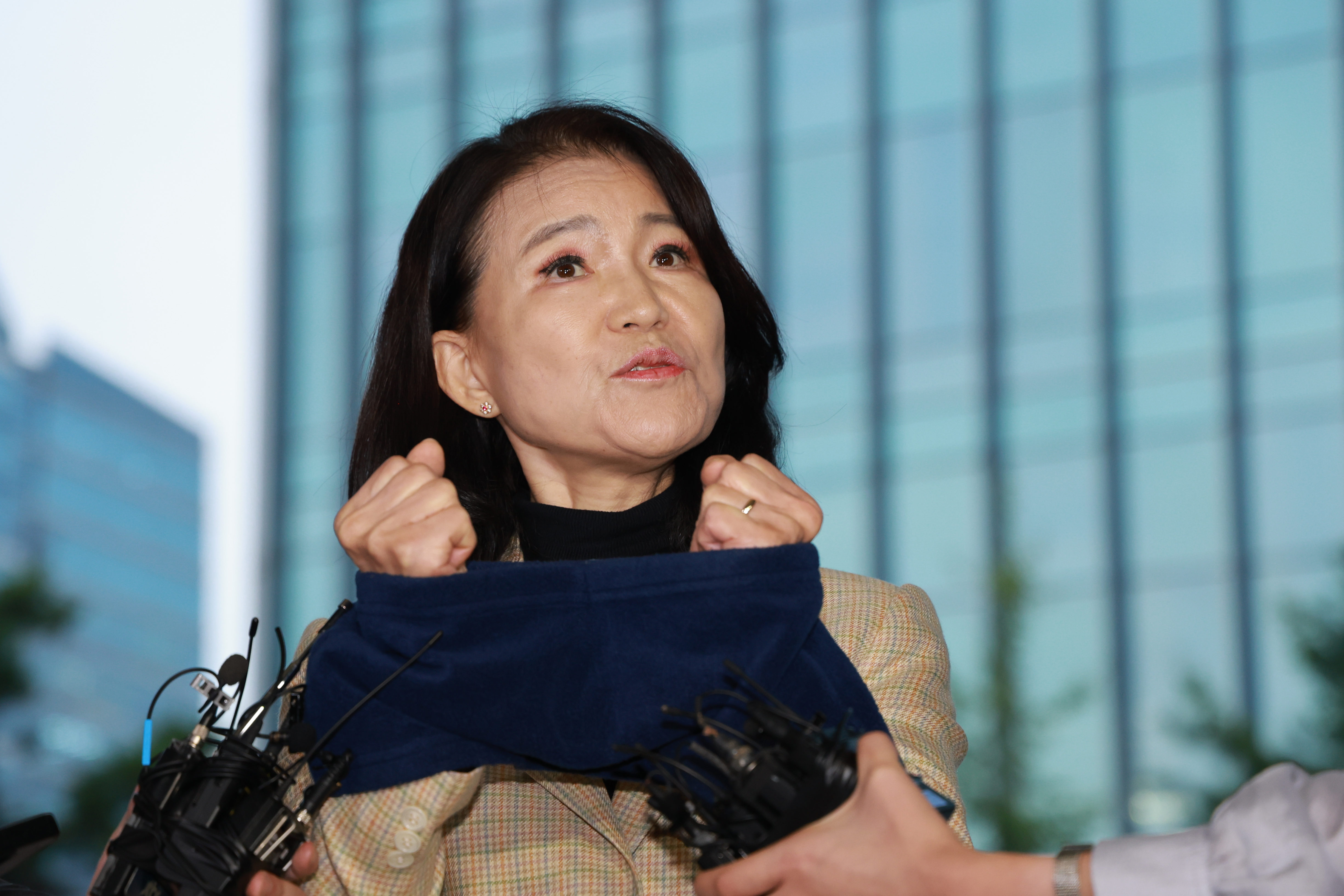 이진숙, 3시간 만에 조사 마치고 유치장…