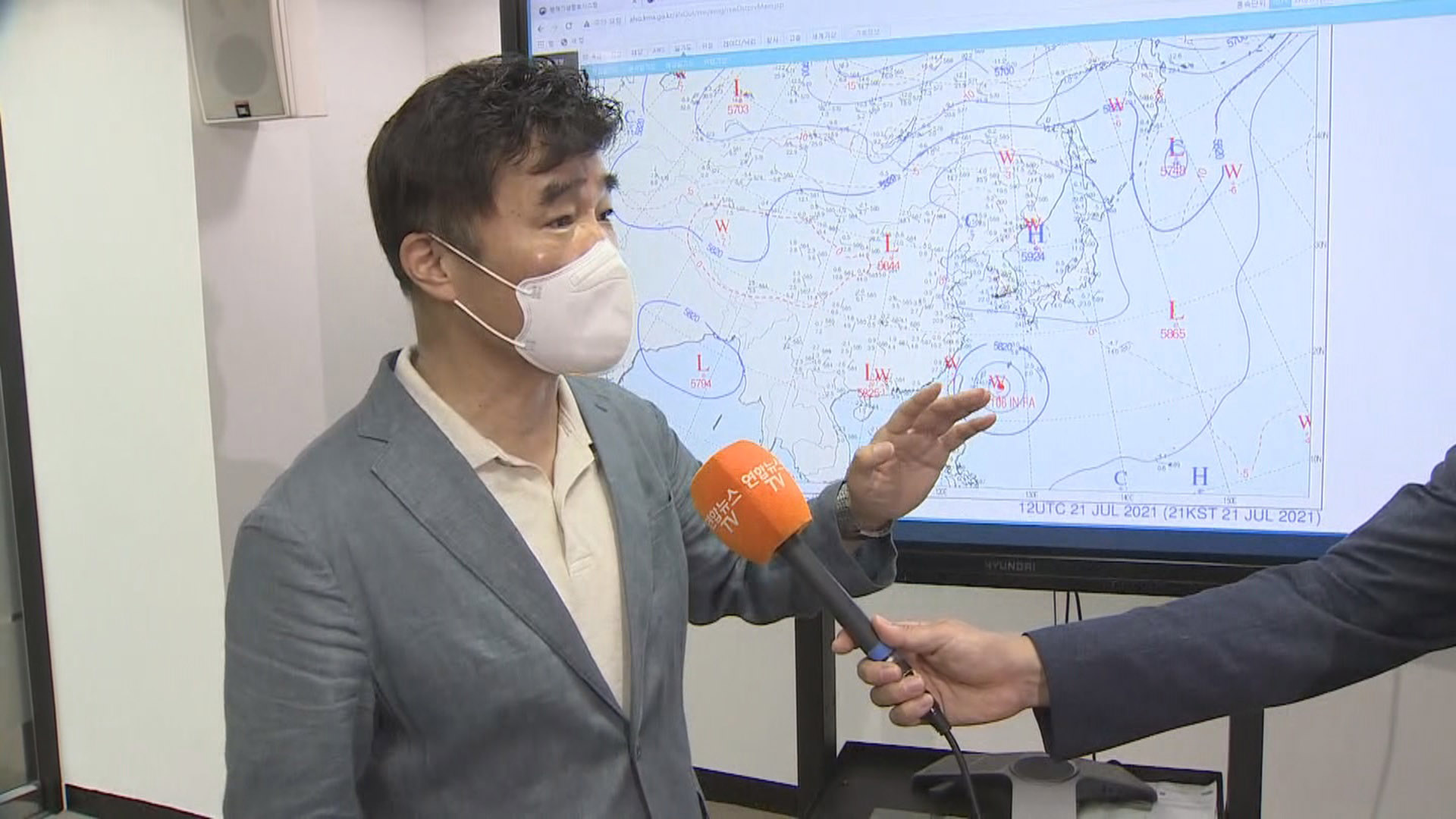 [출근길 인터뷰] 3년 만에 나타난 '열돔현상'…<em class='find'>무더위</em> 언제까지?