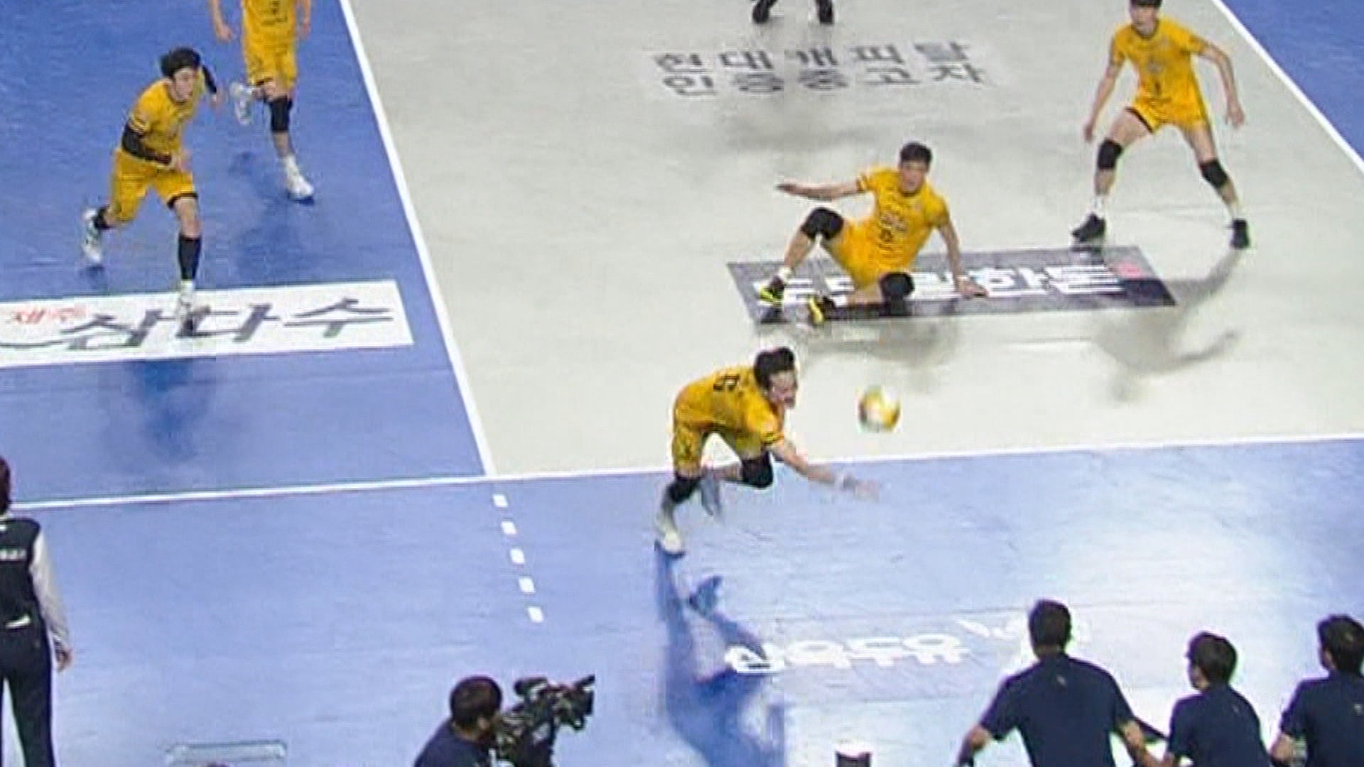 이 맛에 배구 본다…코트에 몸 던지는 선수들