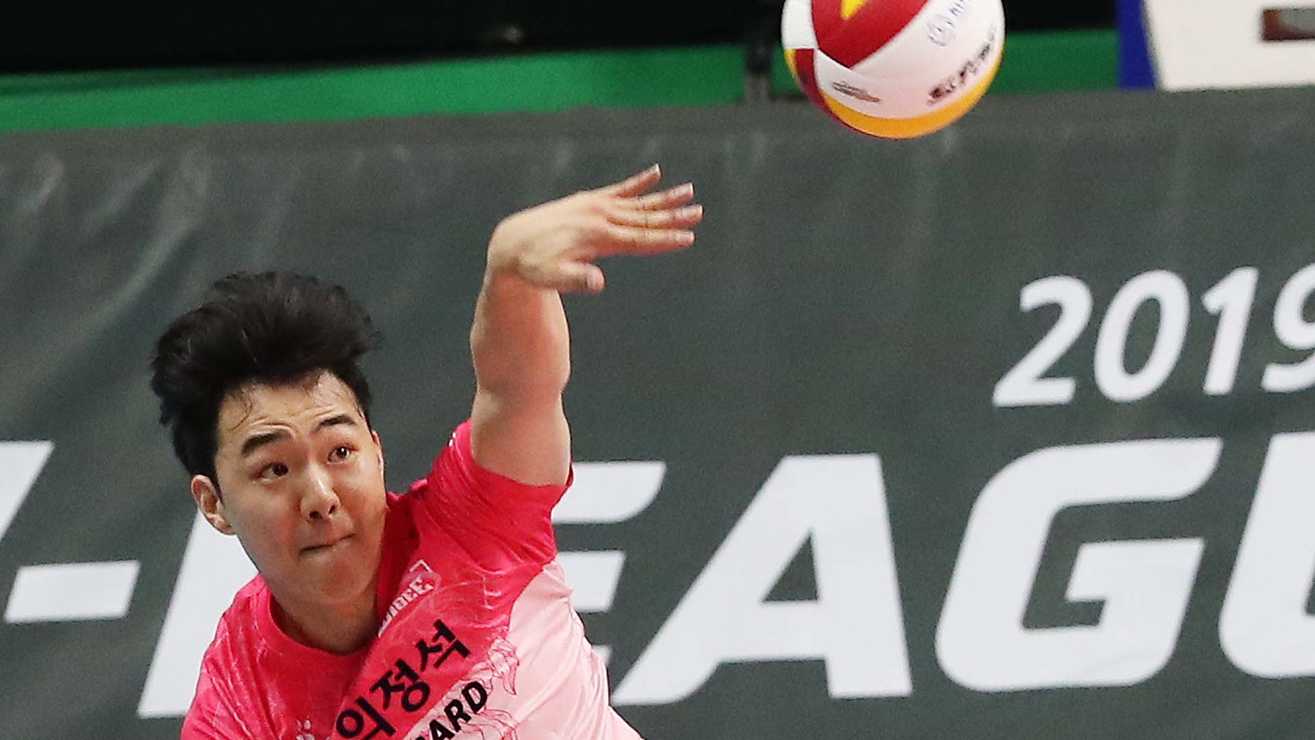 [프로배구] '하승우 깜짝활약' 우리카드, 온라인카지노 순위저축은행 꺾고 선두 탈환